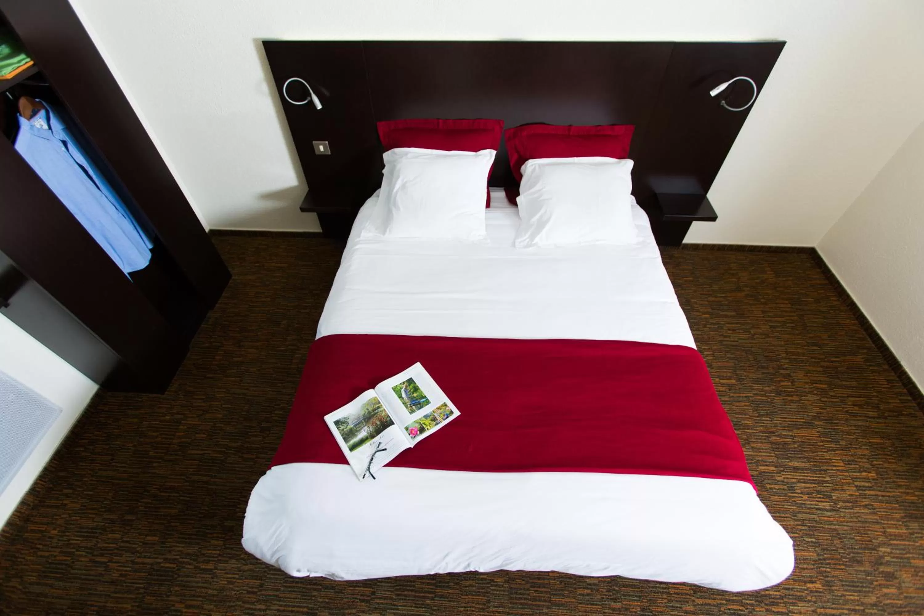 Photo of the whole room, Bed in The Originals Access, Halt'Hotel, Clermont Agnetz