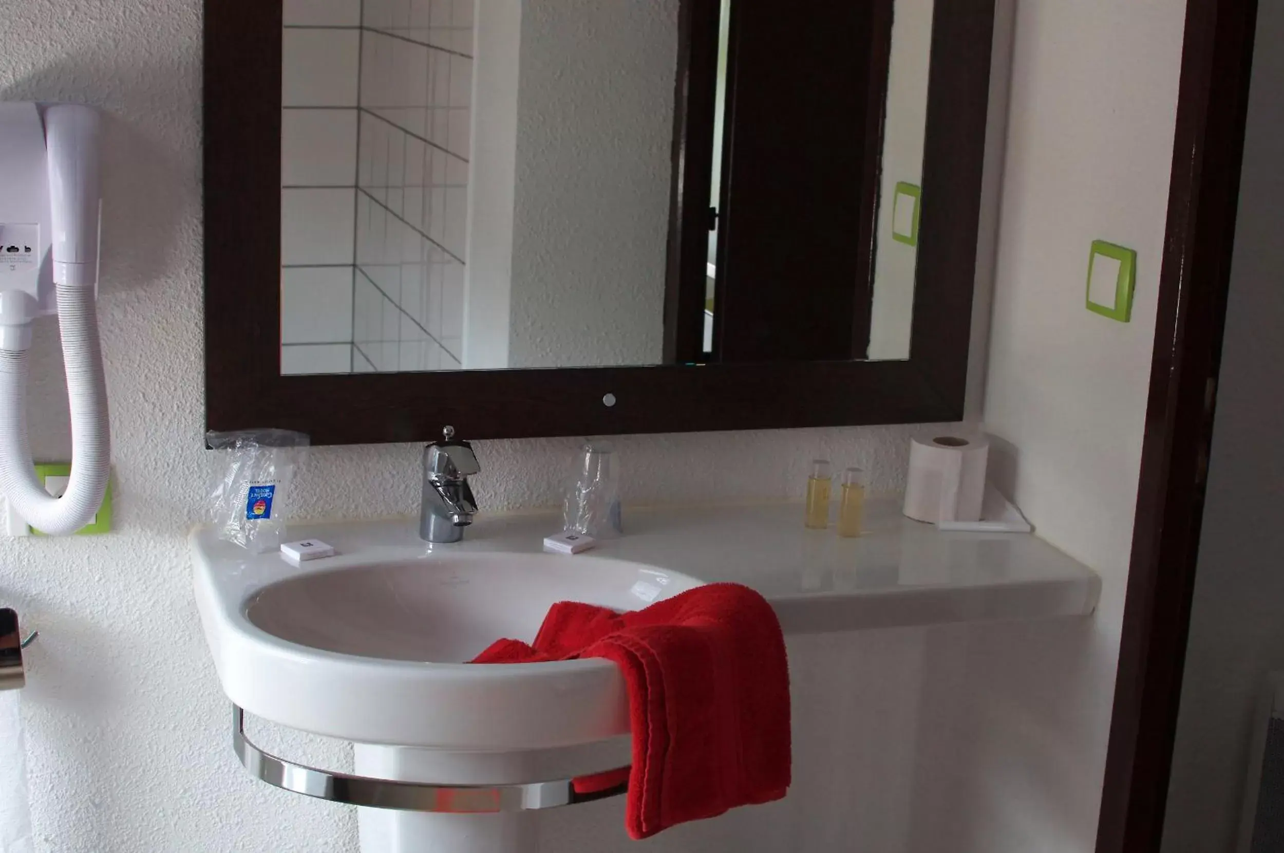 Bathroom in Enzo Hotels Pont-a-Mousson by Kyriad Direct