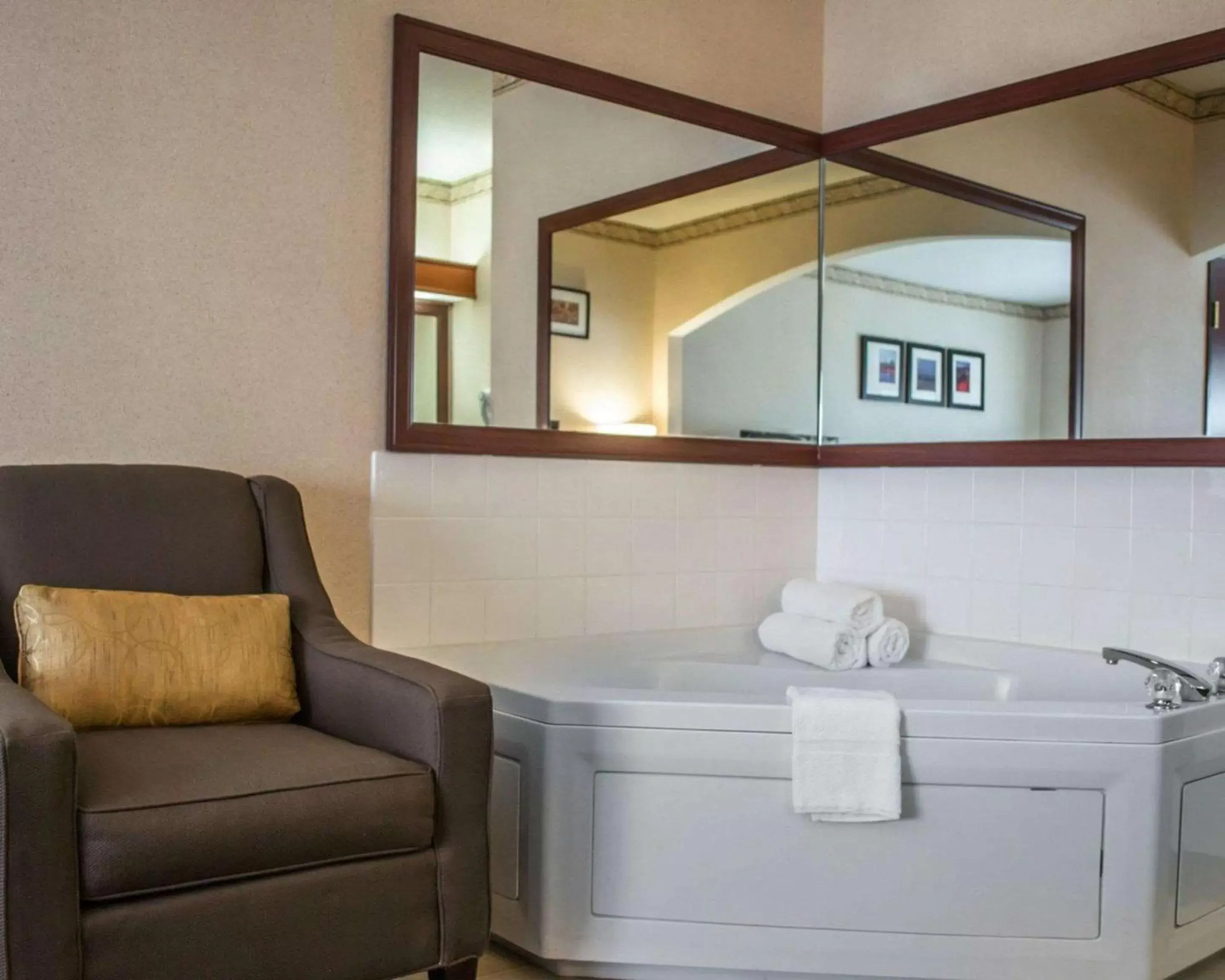 Photo of the whole room, Bathroom in Comfort Suites Portland Southwest