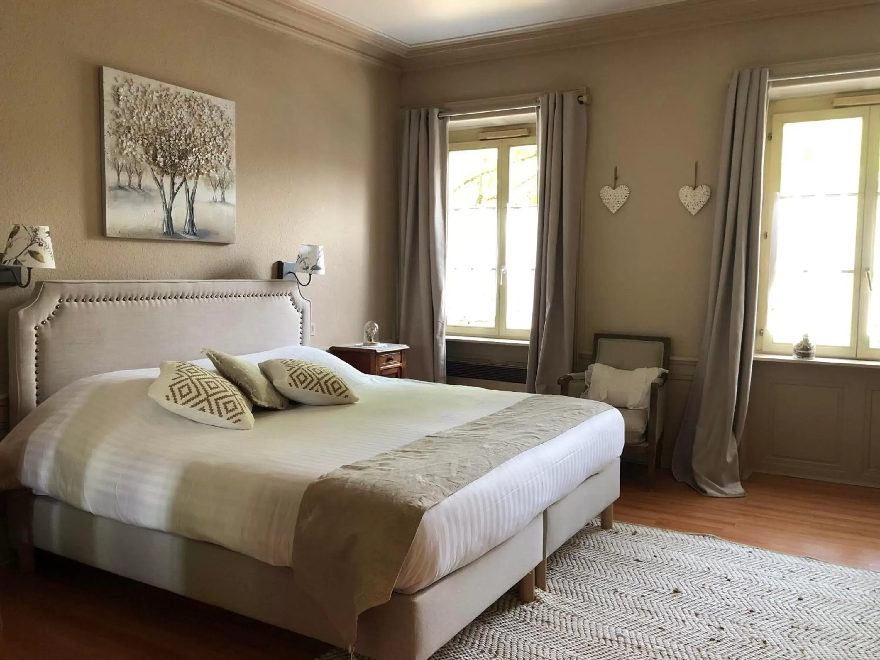 Bedroom, Bed in The Originals City, Hôtel de la Balance, Montbéliard