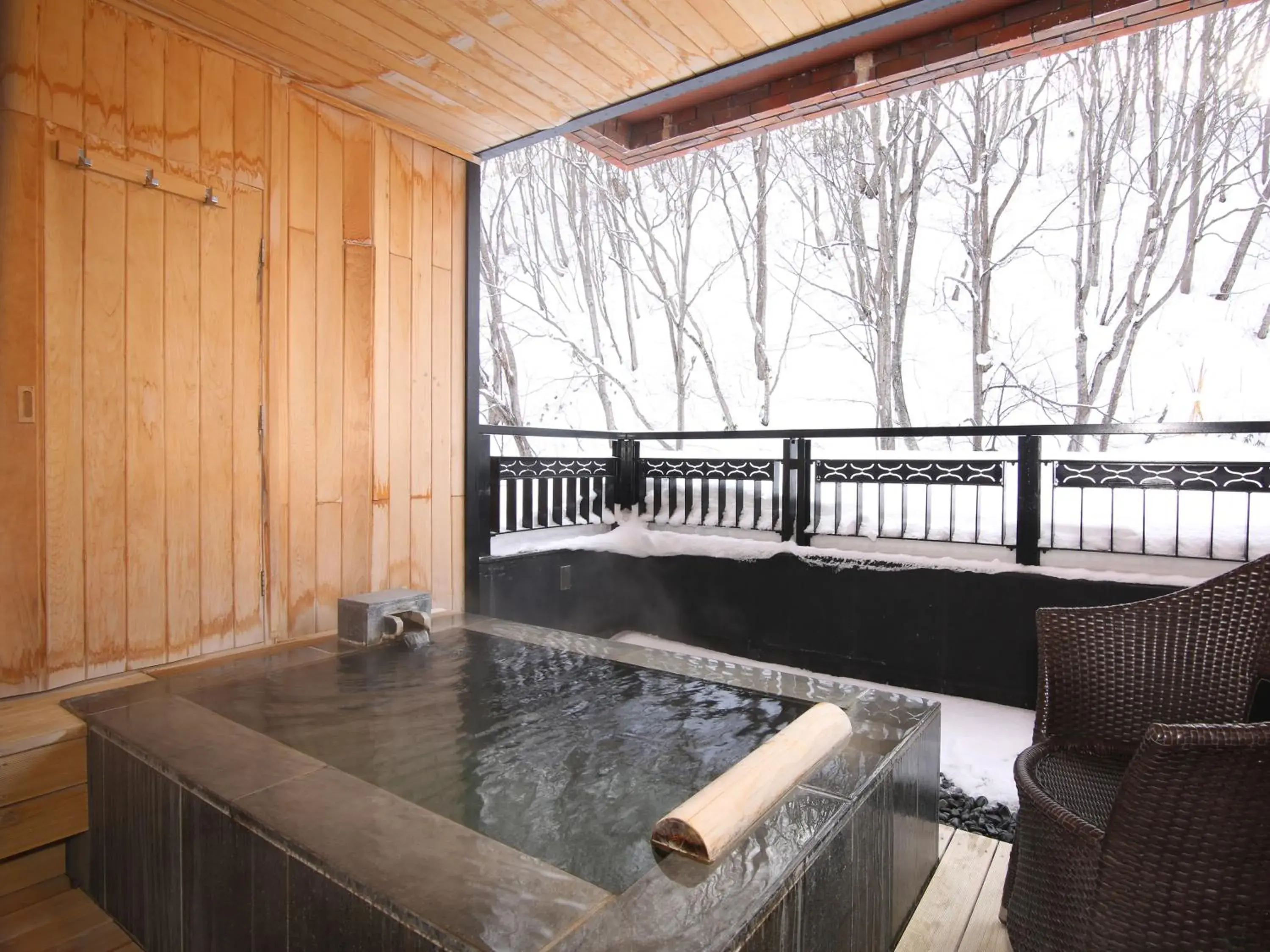 Hot Spring Bath, Swimming Pool in Niseko Konbu Onsen Tsuruga Besso Moku No Sho