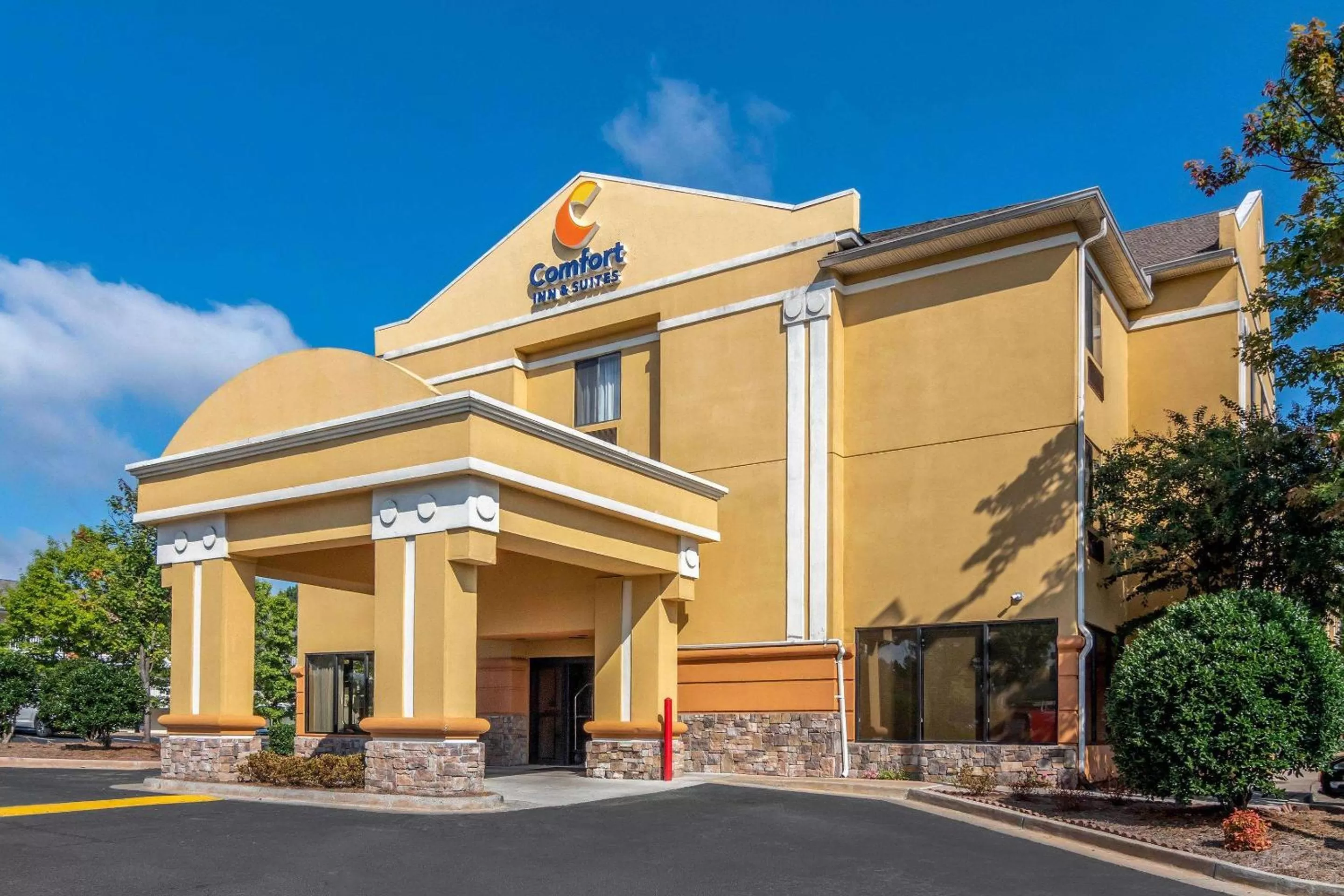 Property building in Comfort Inn & Suites Atlanta-Smyrna