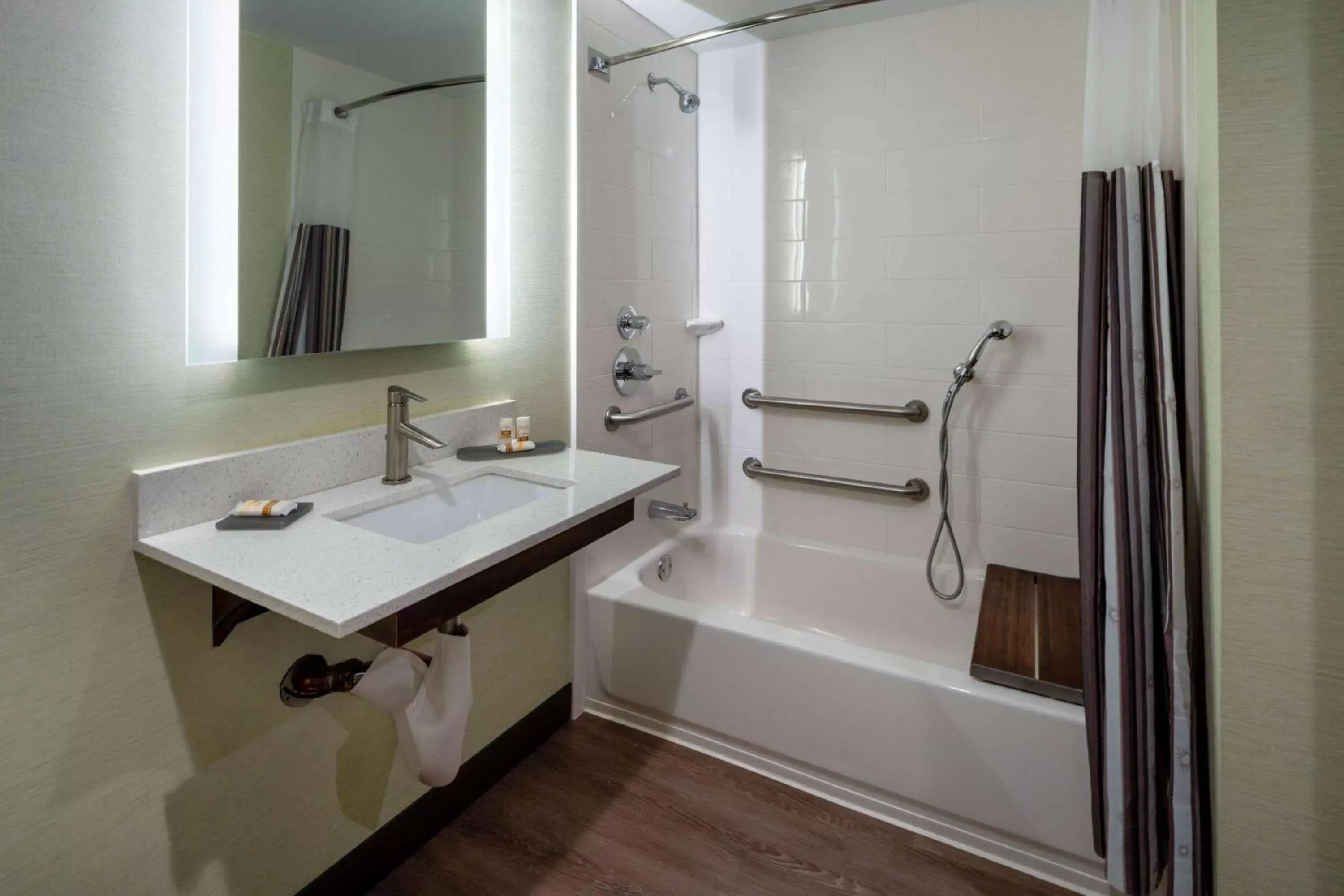 TV and multimedia, Bathroom in La Quinta by Wyndham LAX