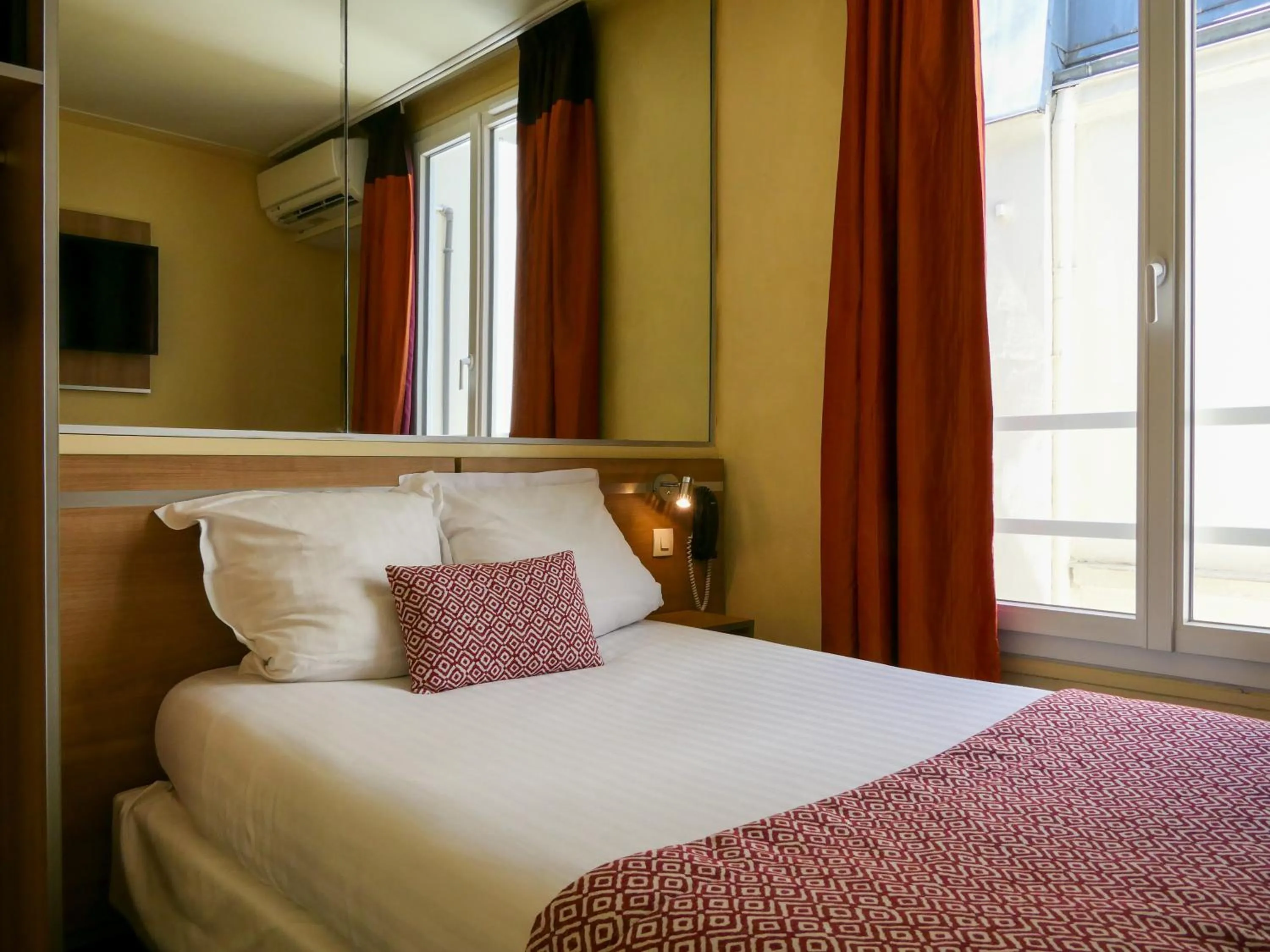 Bedroom, Bed in Hôtel de France Quartier Latin