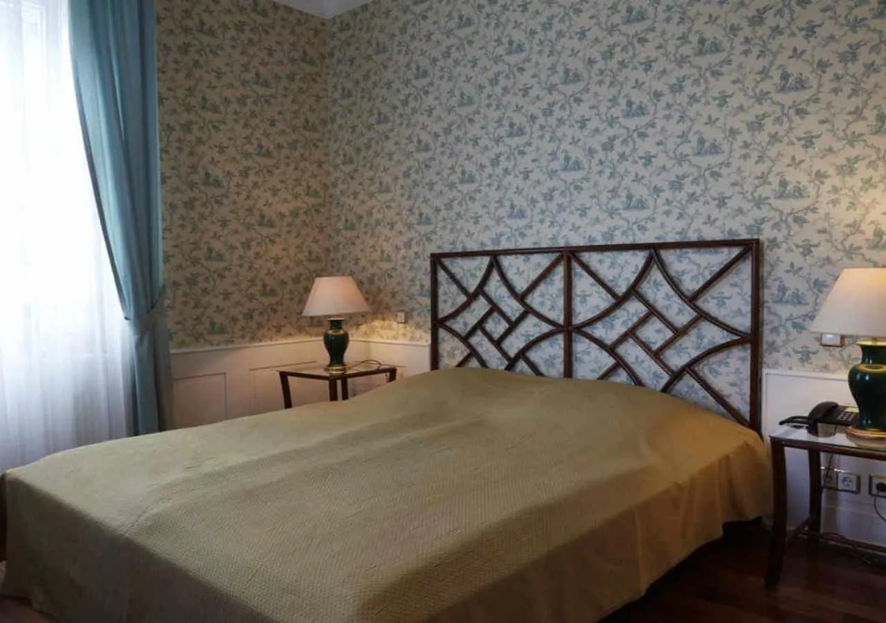 Bedroom, Bed in Hotel Snorrenburg GmbH