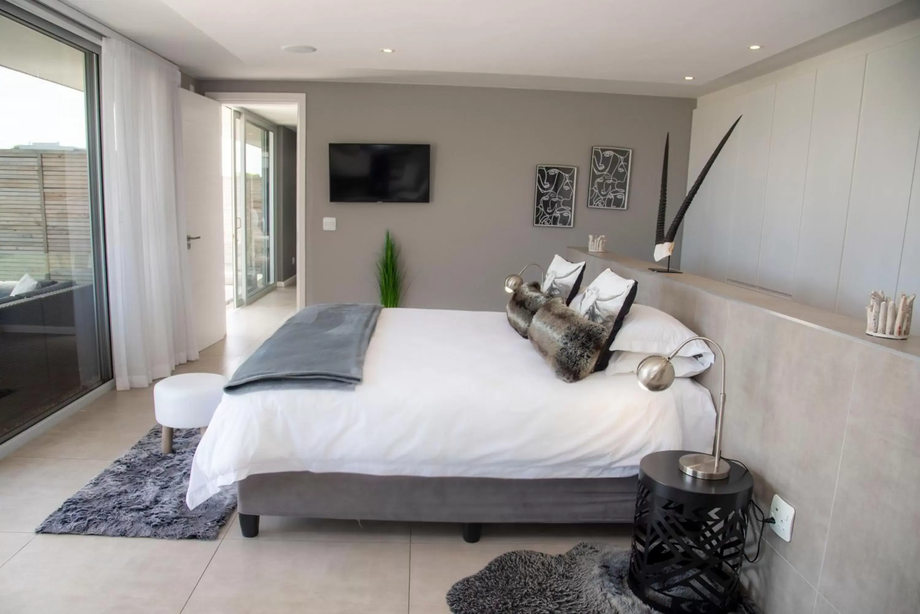 Bed in Crown on the Heads Bed in Crown on the Heads