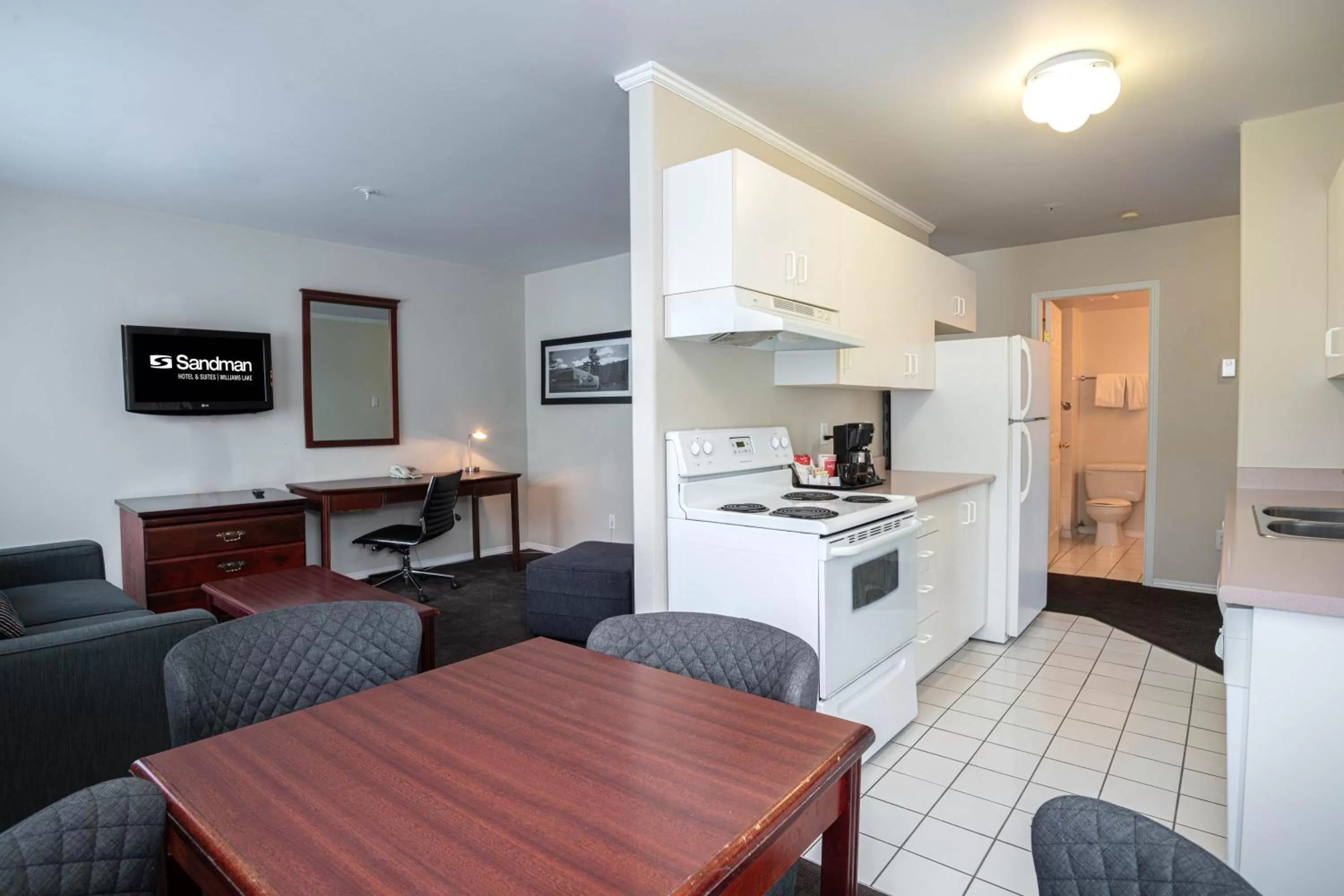 Living room in Sandman Hotel & Suites Williams Lake