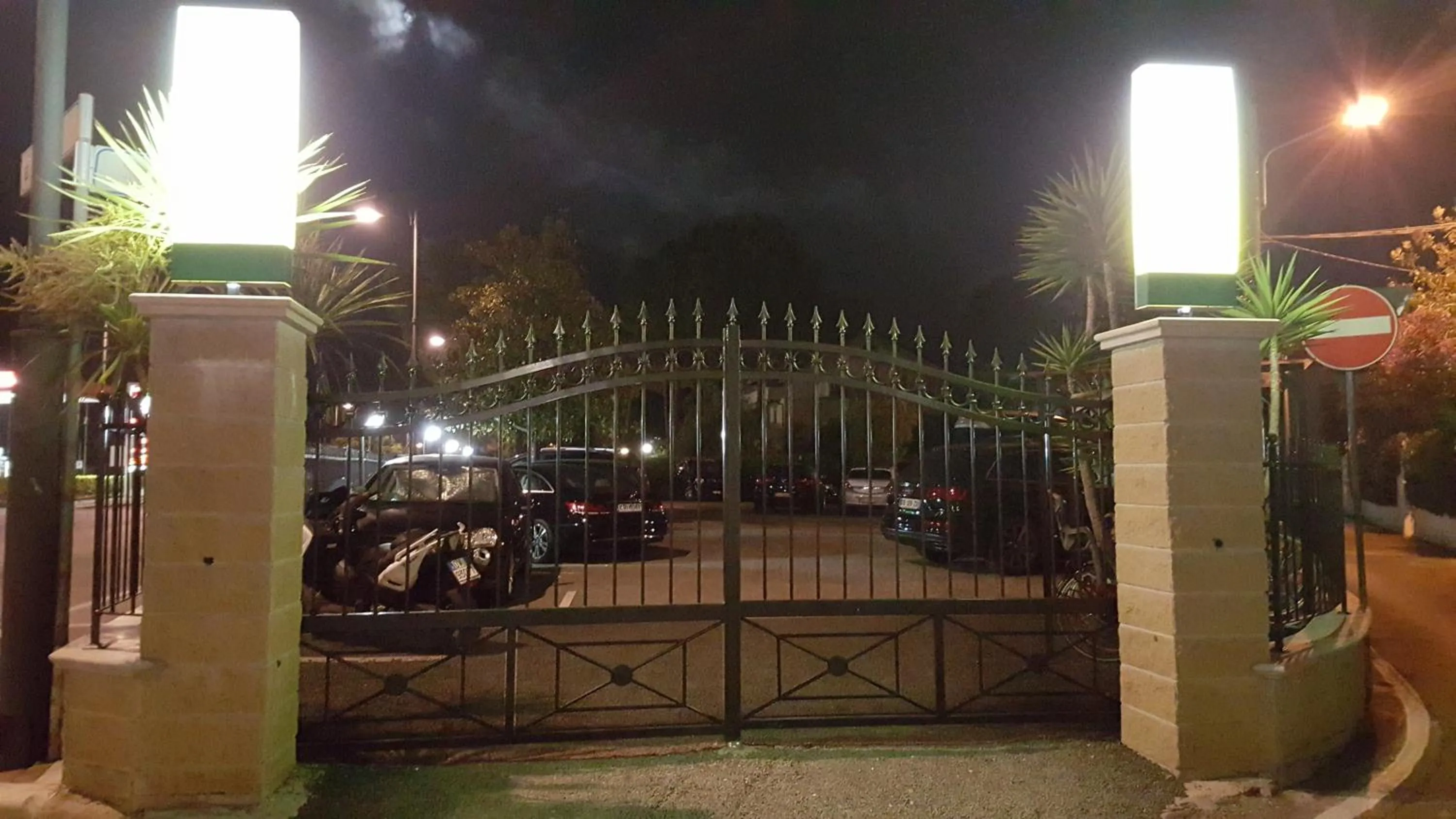 Facade/entrance in Hotel Luna