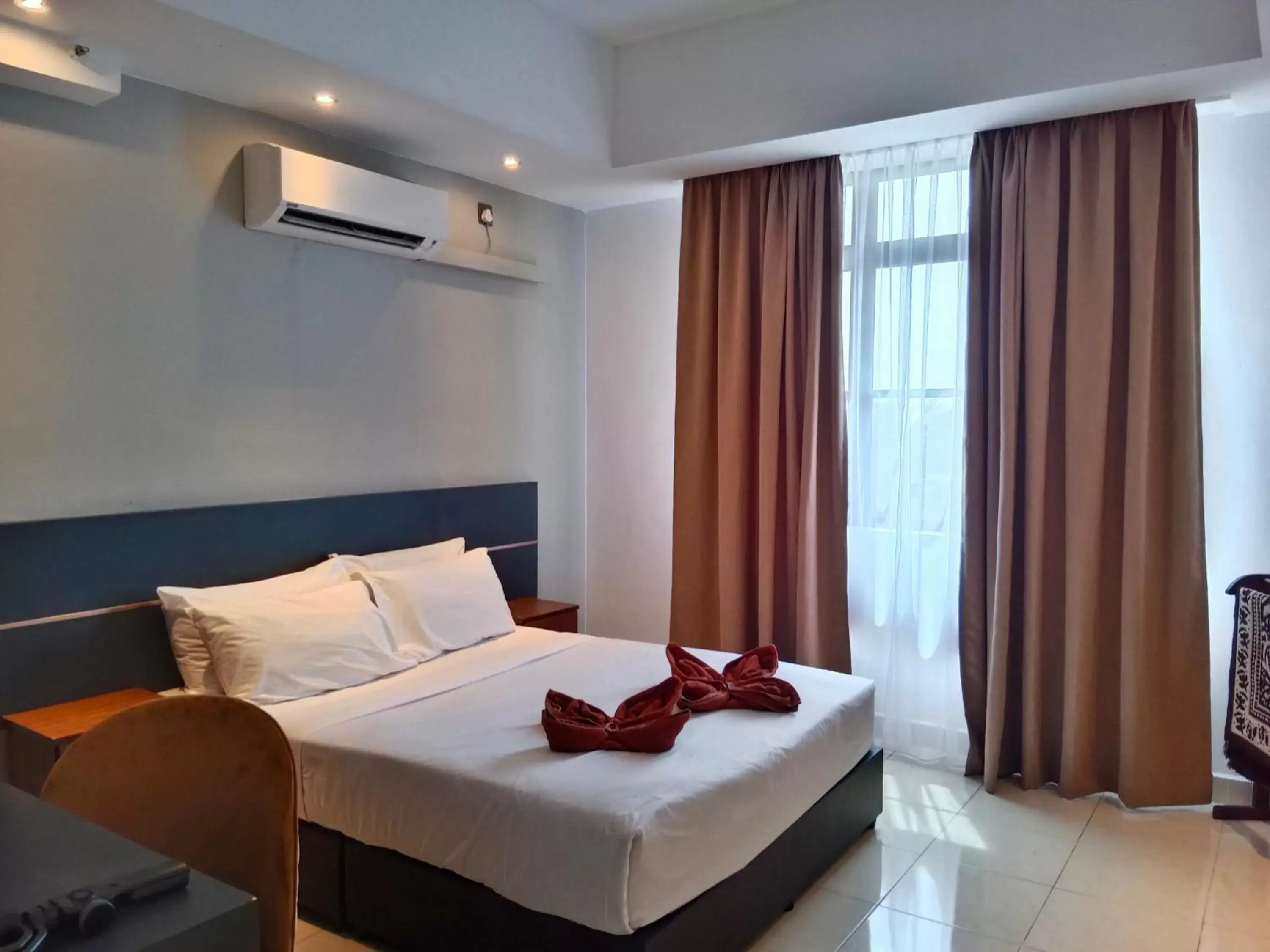 Bed in Sumai Hotel Apartment