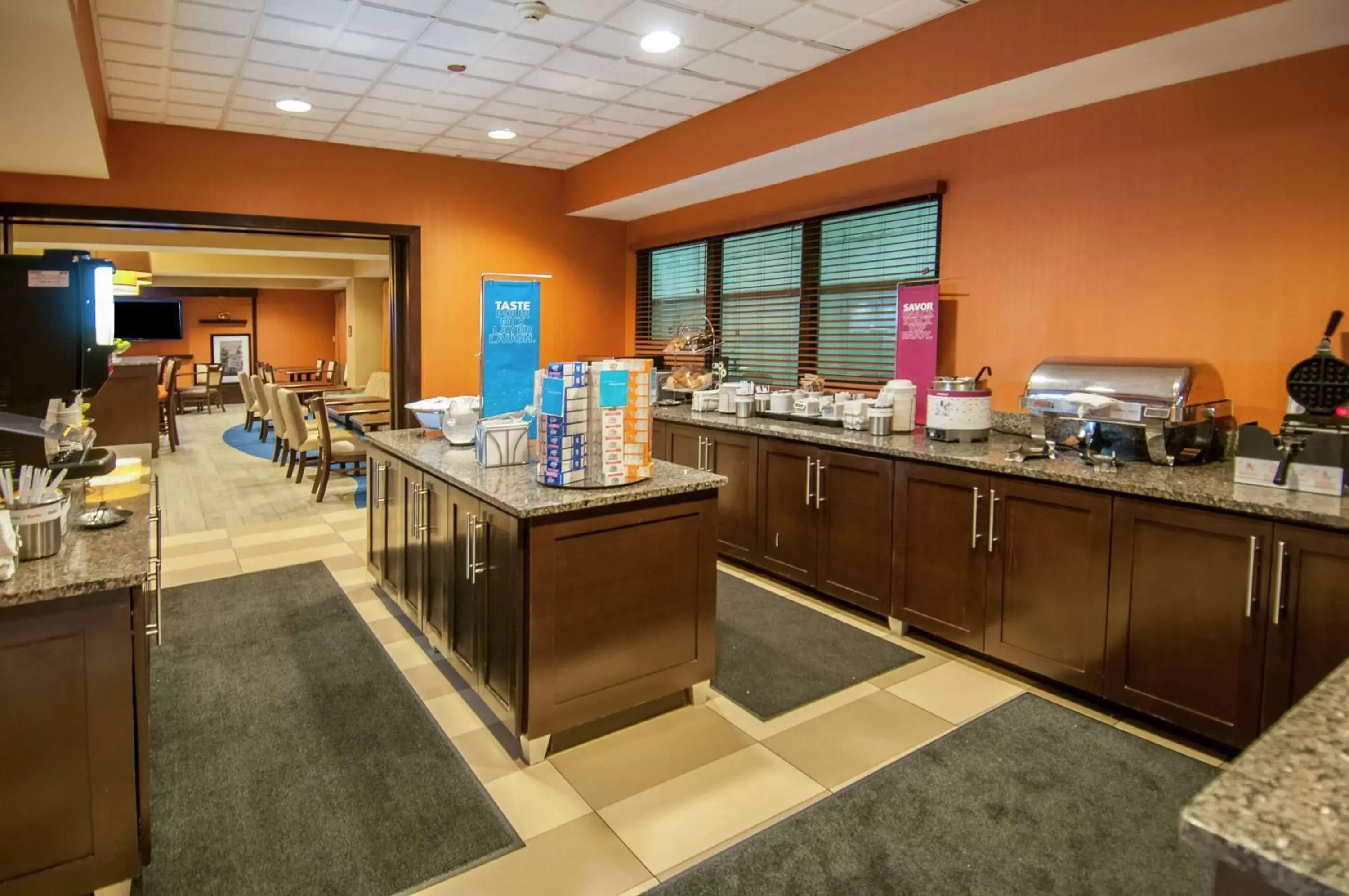 Dining area, Restaurant/Places to Eat in Hampton Inn Metairie