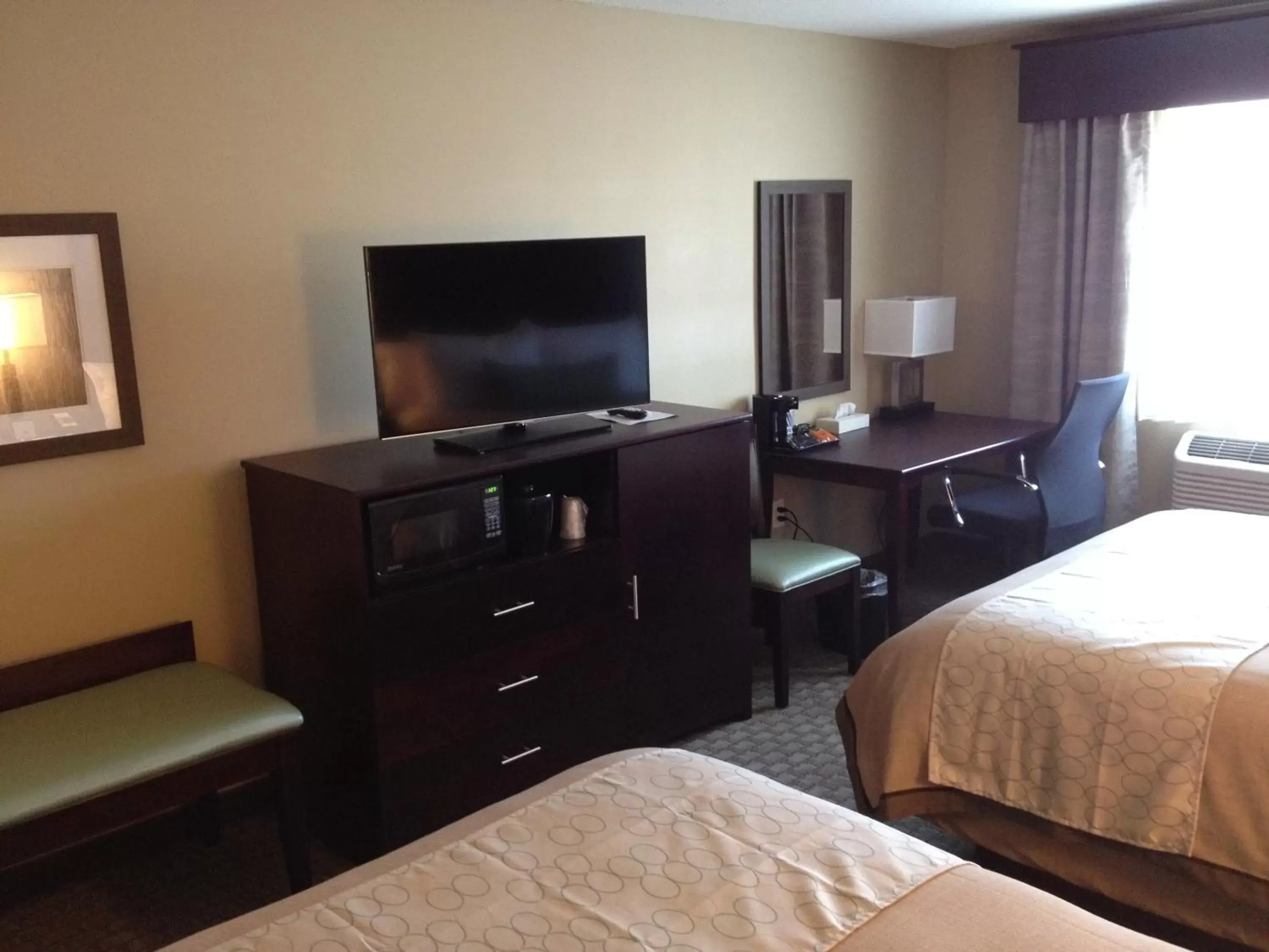 TV and multimedia, TV/Entertainment Center in GrandStay Hotel & Suites - Glenwood