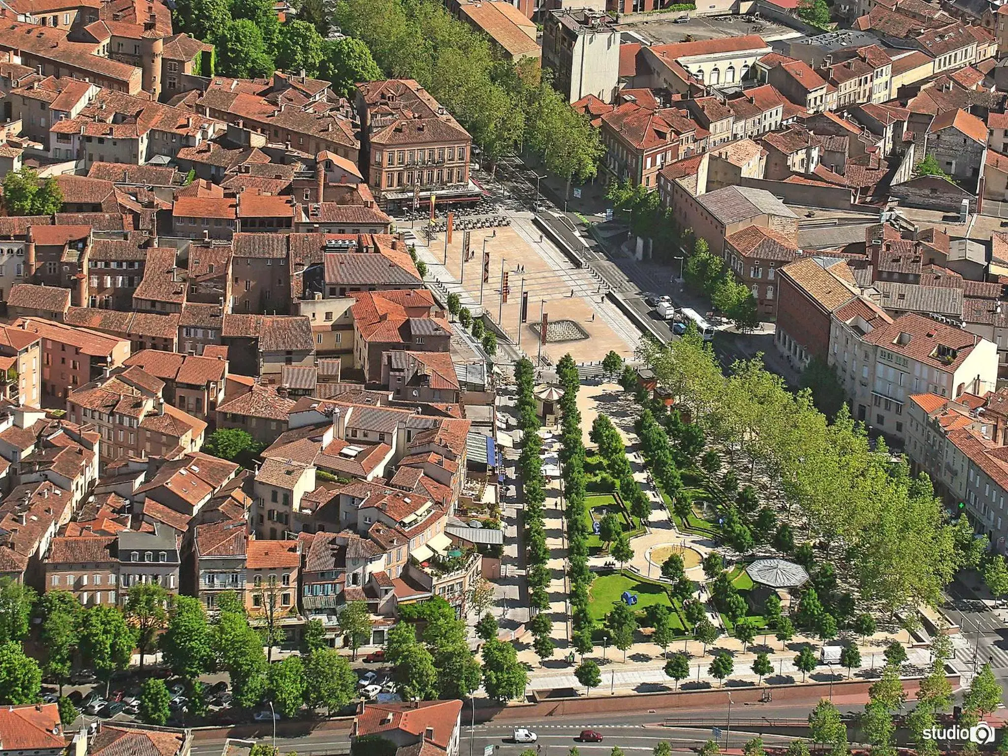 Bird's eye view, Bird's-eye View in Hôtel du Vigan