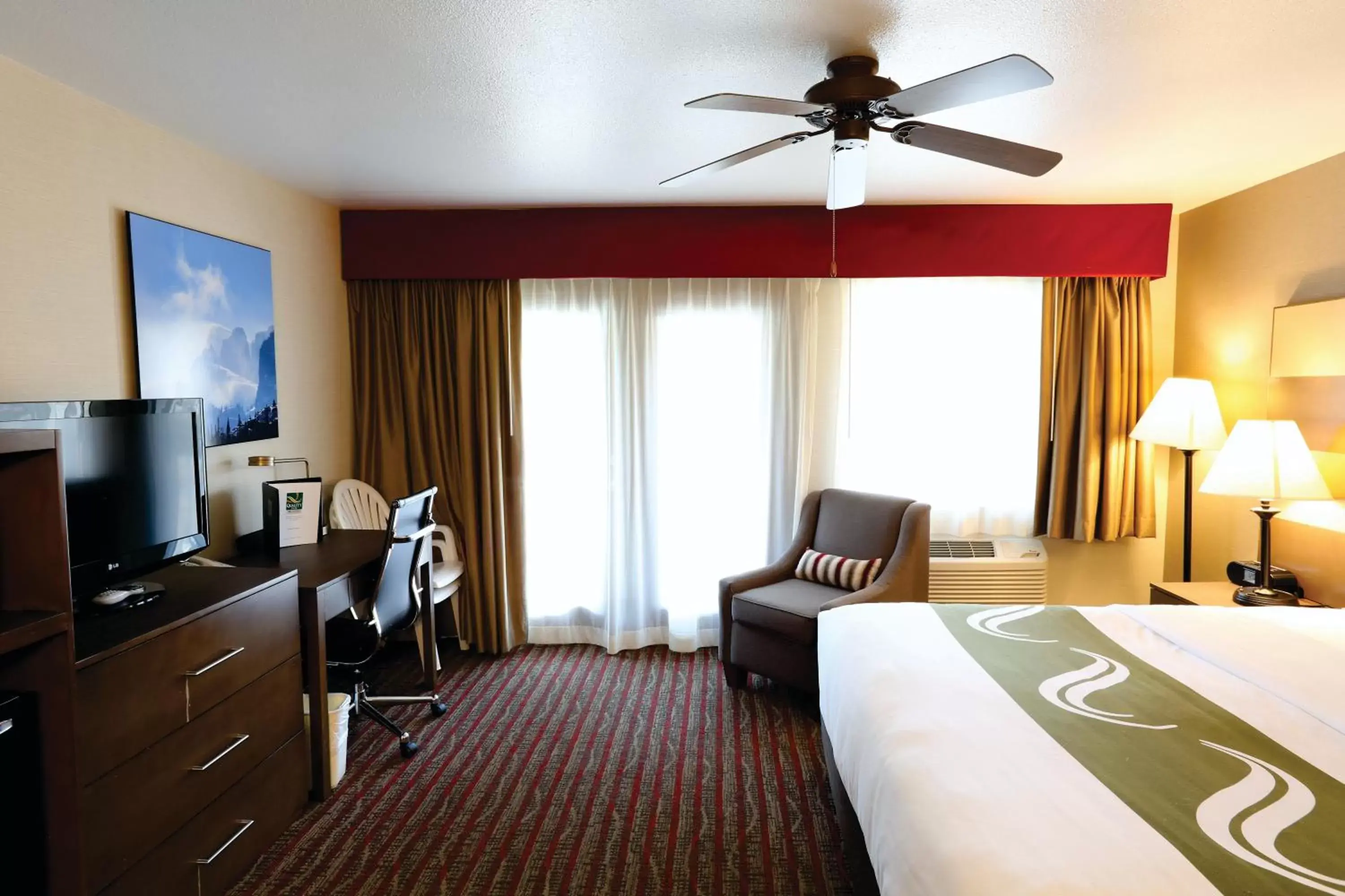 Photo of the whole room, TV/Entertainment Center in Quality Inn near Rocky Mountain National Park