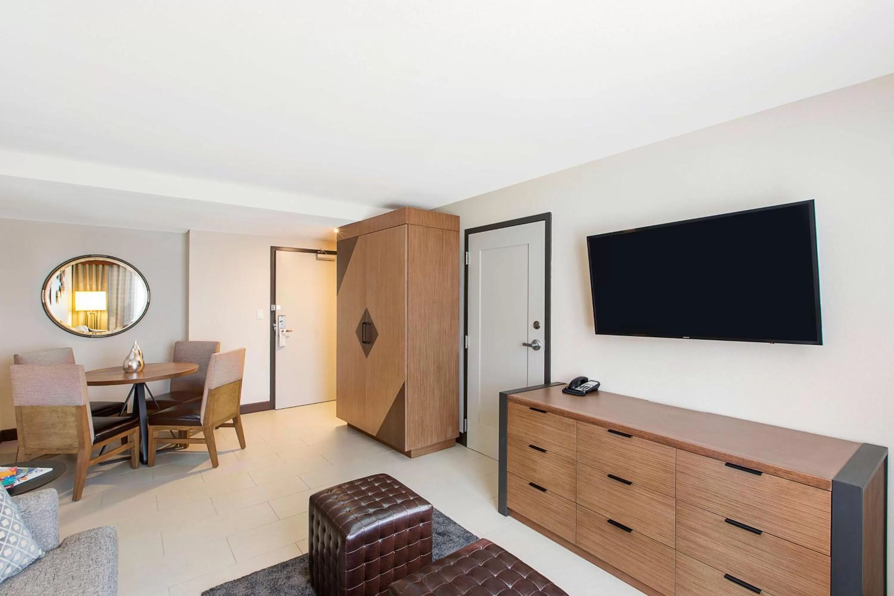 Living room in DoubleTree by Hilton San Antonio Northwest - La Cantera