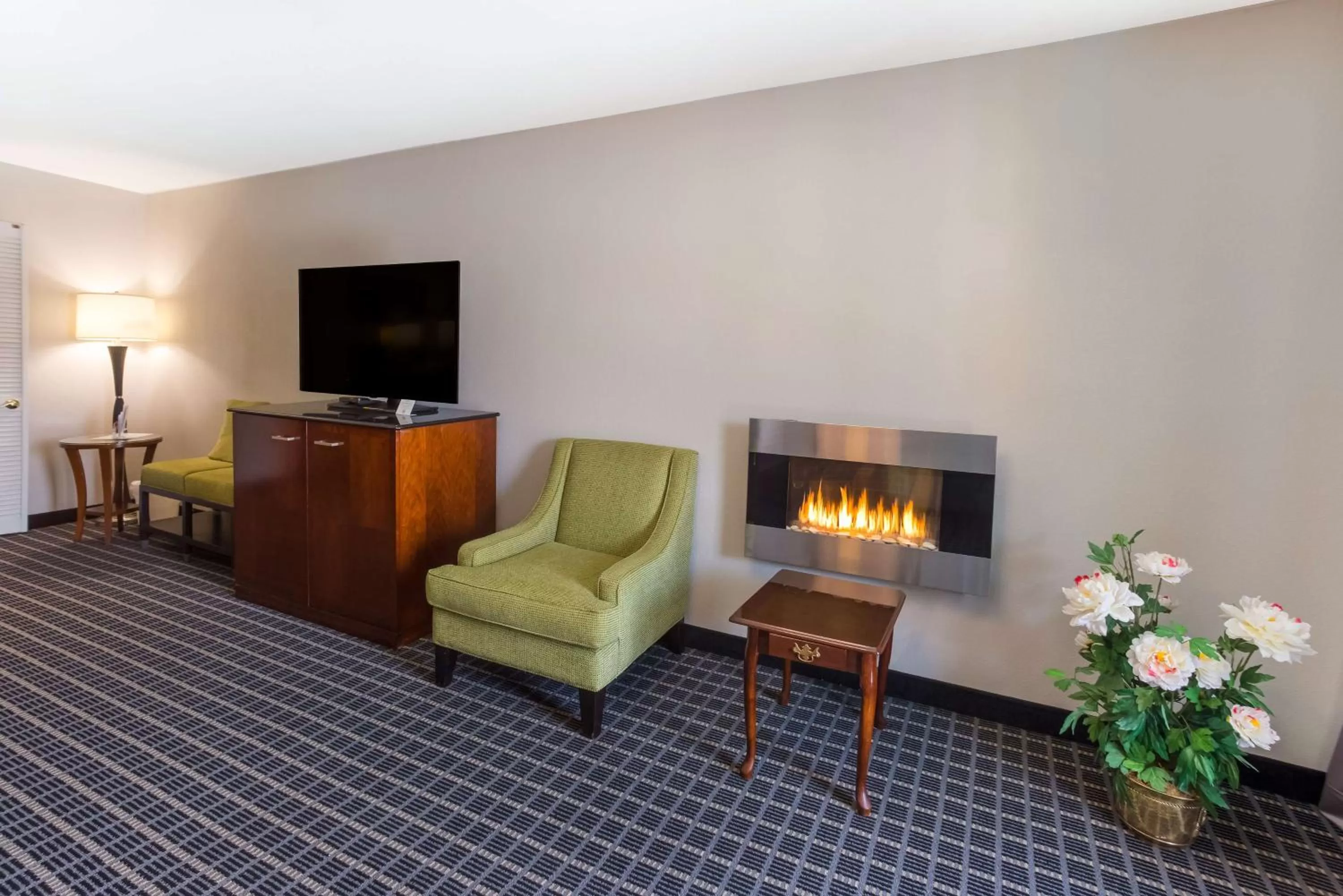 Photo of the whole room in SureStay Plus Hotel by Best Western Greenwood