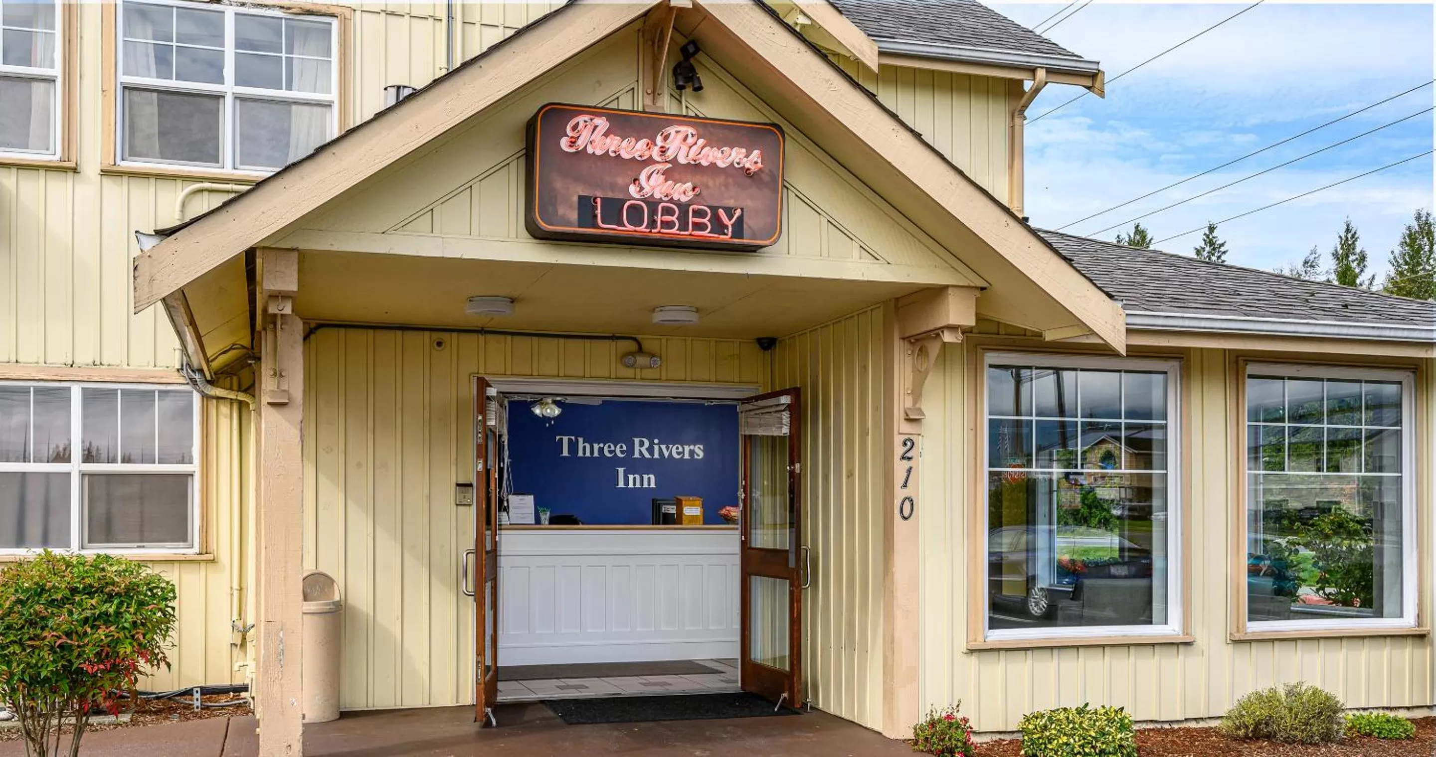 Property building in Three Rivers Inn Sedro Woolley