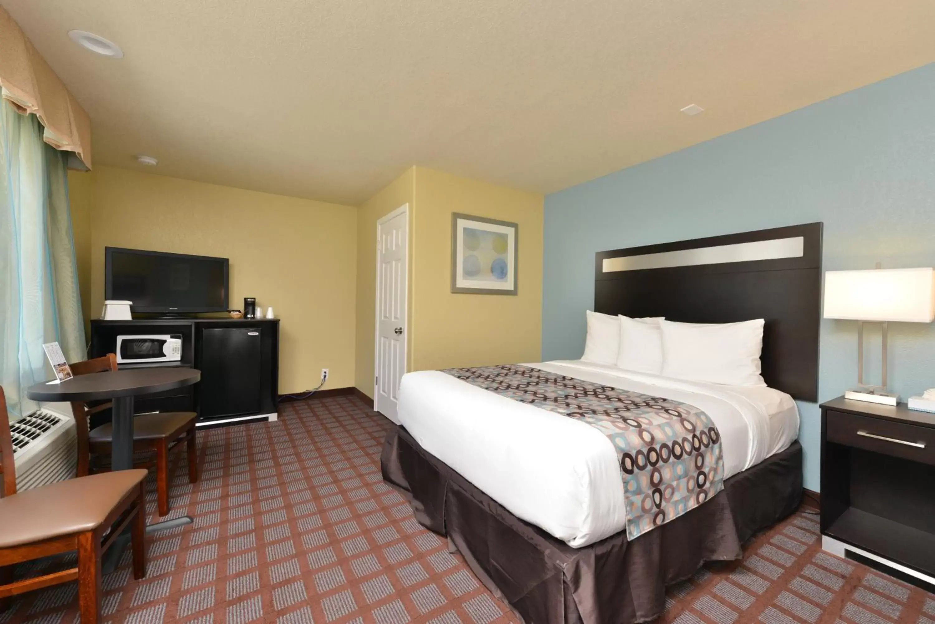 Photo of the whole room, Bed in Avenue Inn Downtown District SLO Photo of the whole room, Bed in Avenue Inn Downtown District SLO