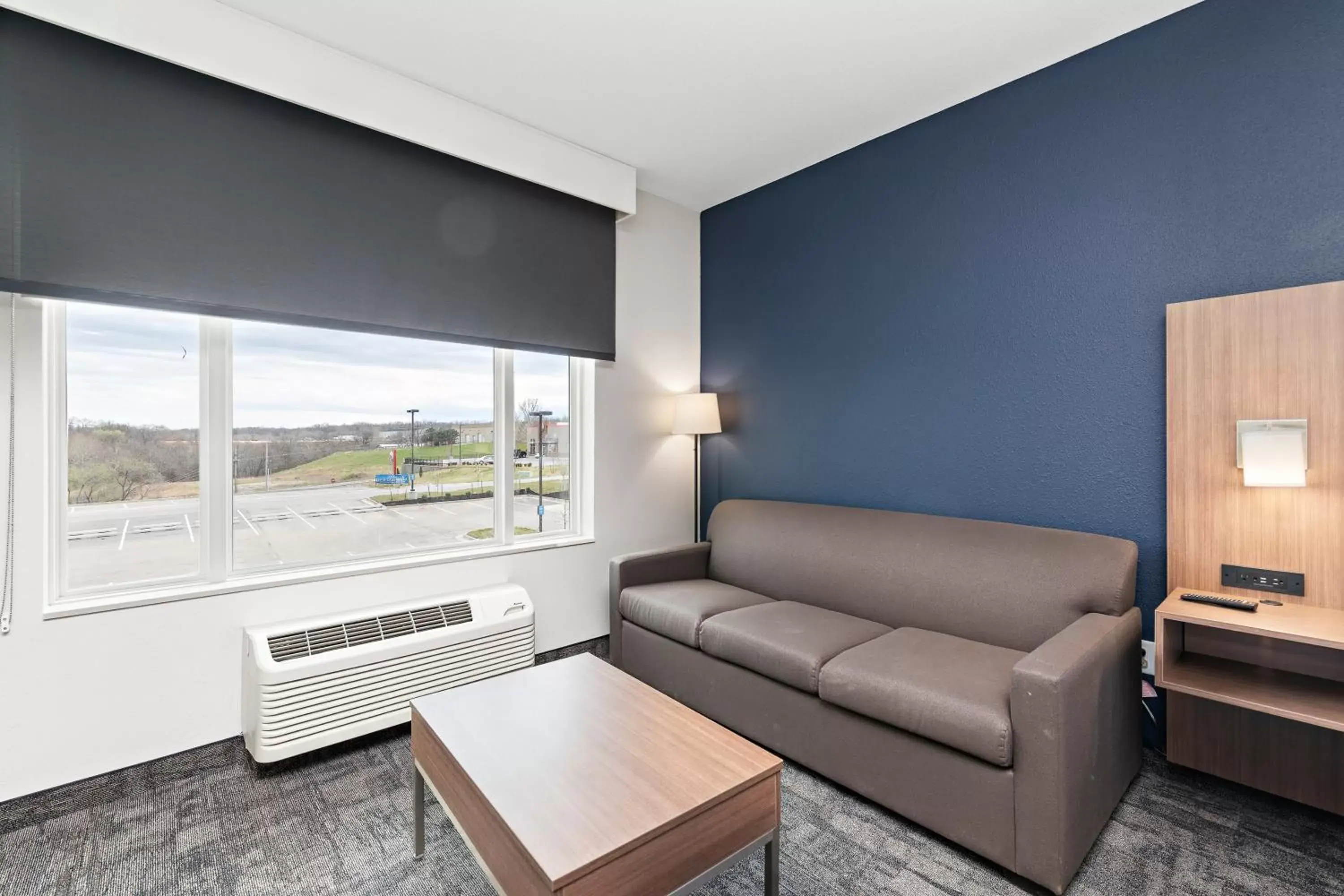 Bed, Seating Area in Holiday Inn Express Kansas City North Parkville, an IHG Hotel