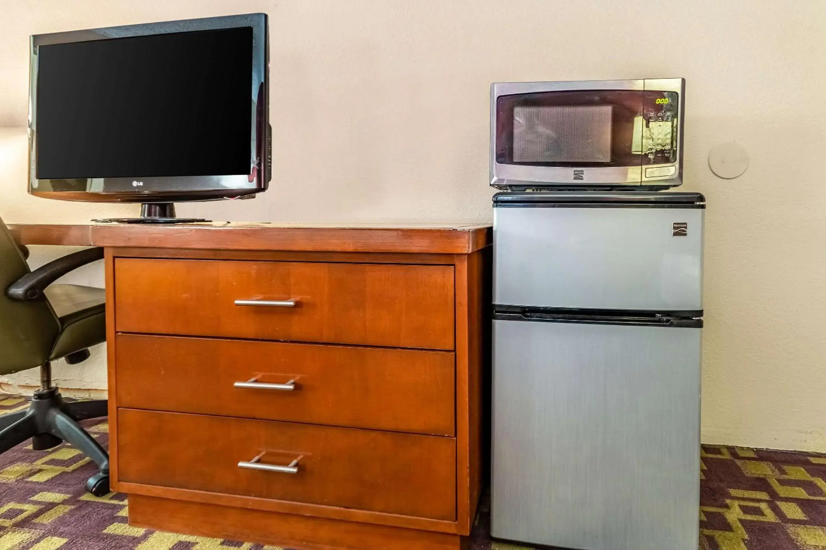 Photo of the whole room, TV/Entertainment Center in Econo Lodge