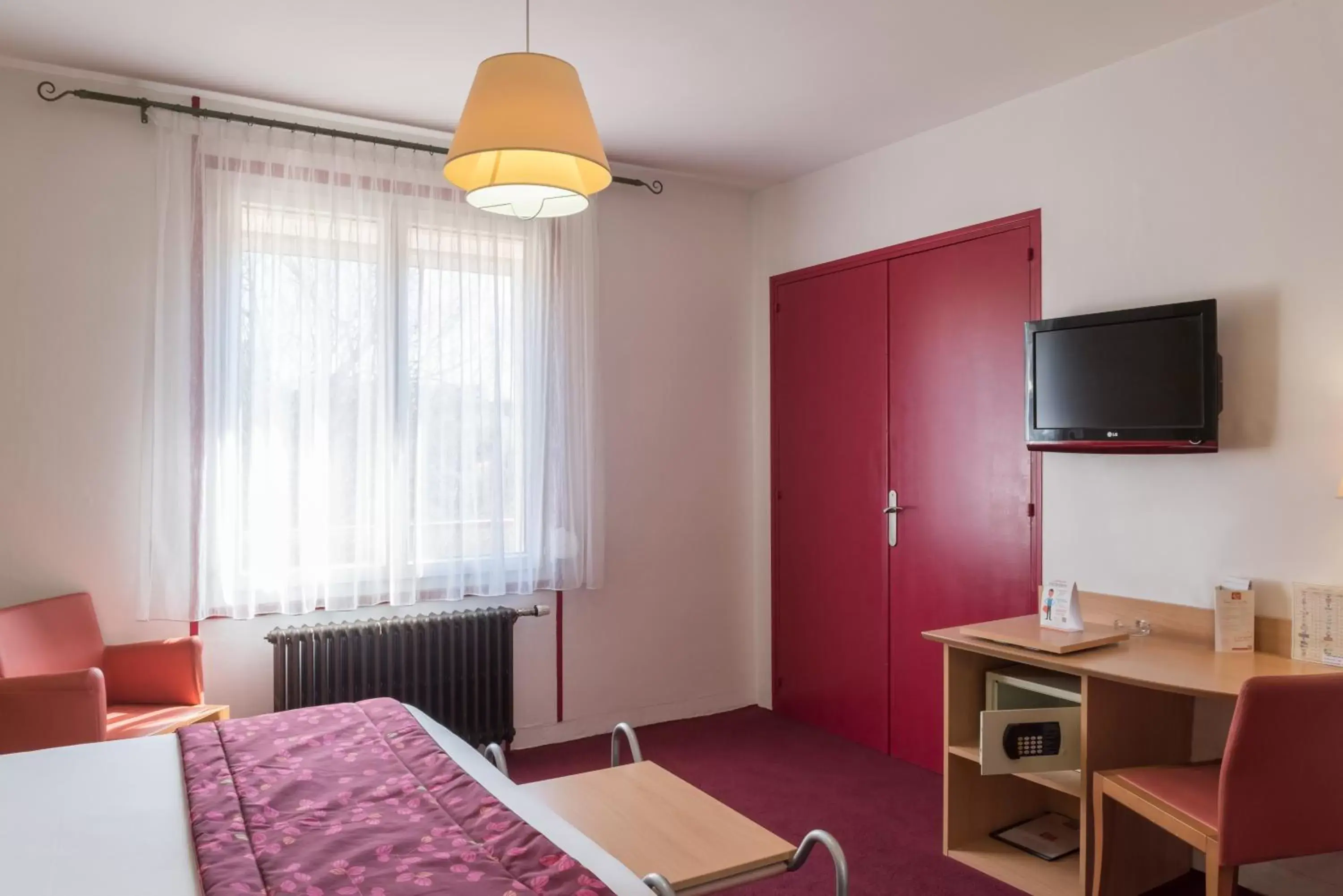 Seating area, TV/Entertainment Center in Hotel Bristol