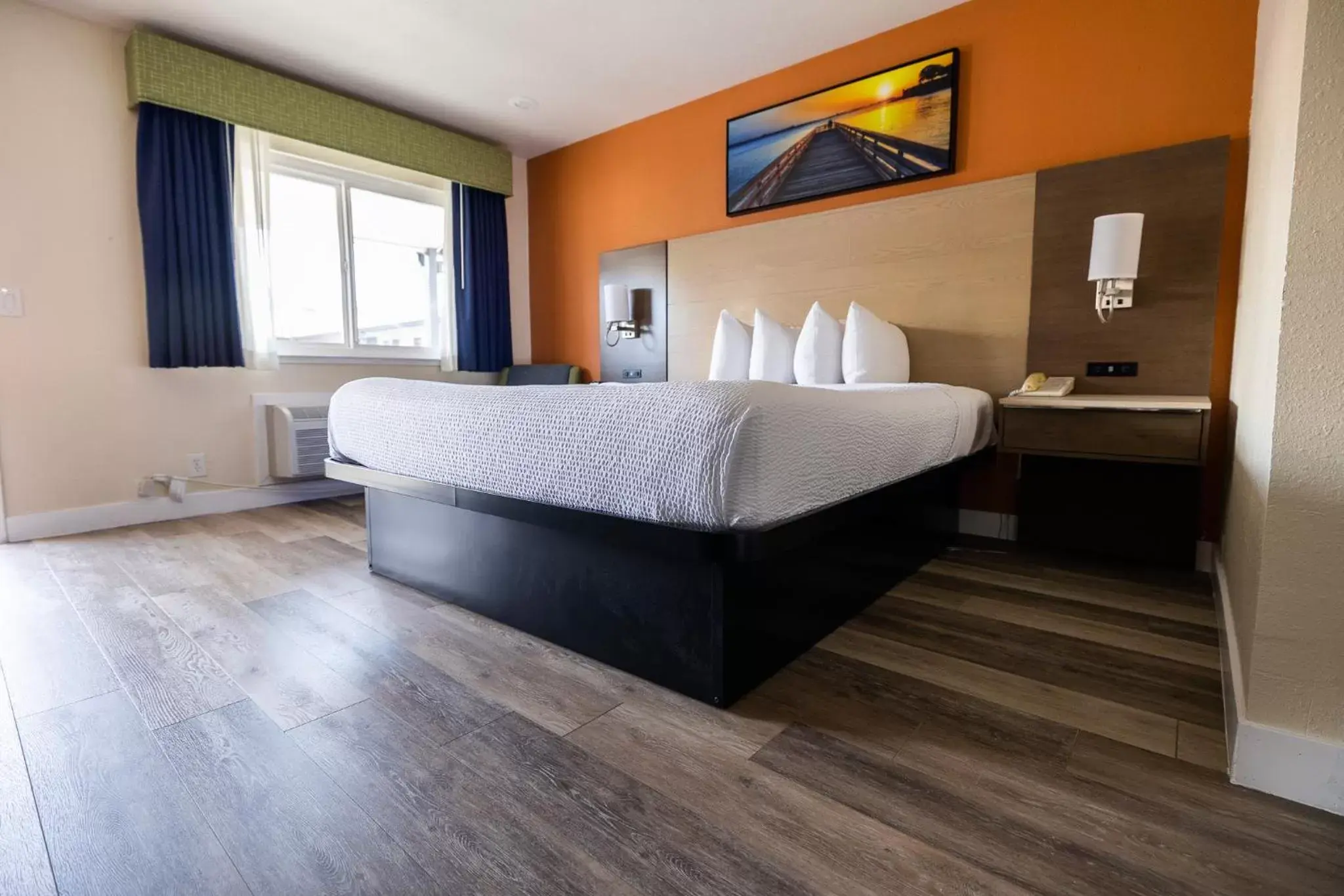 Bedroom, Bed in Days Inn by Wyndham Monterey Downtown Bedroom, Bed in Days Inn by Wyndham Monterey Downtown