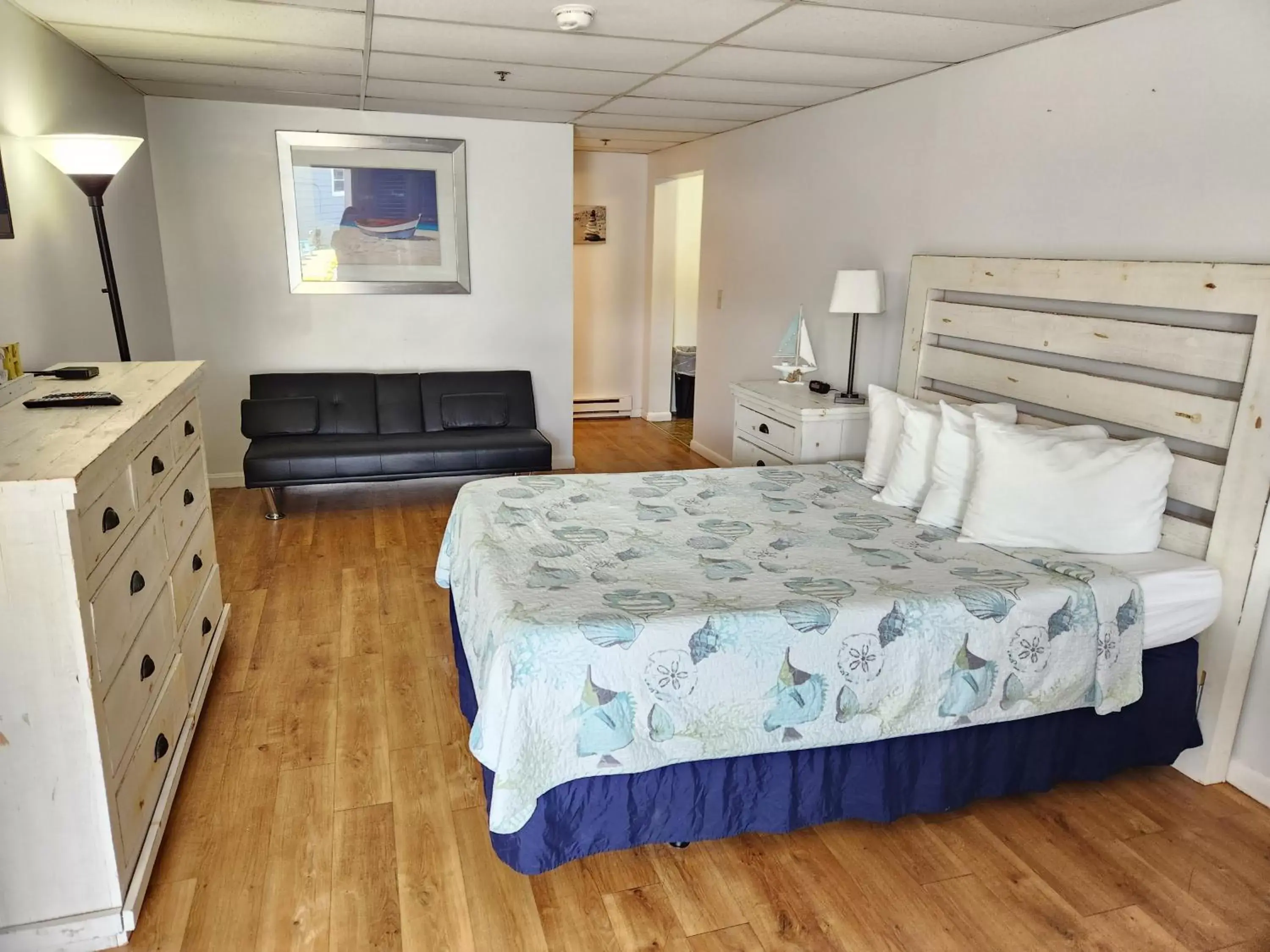 Bed in The Grand Beach Inn Bed in The Grand Beach Inn