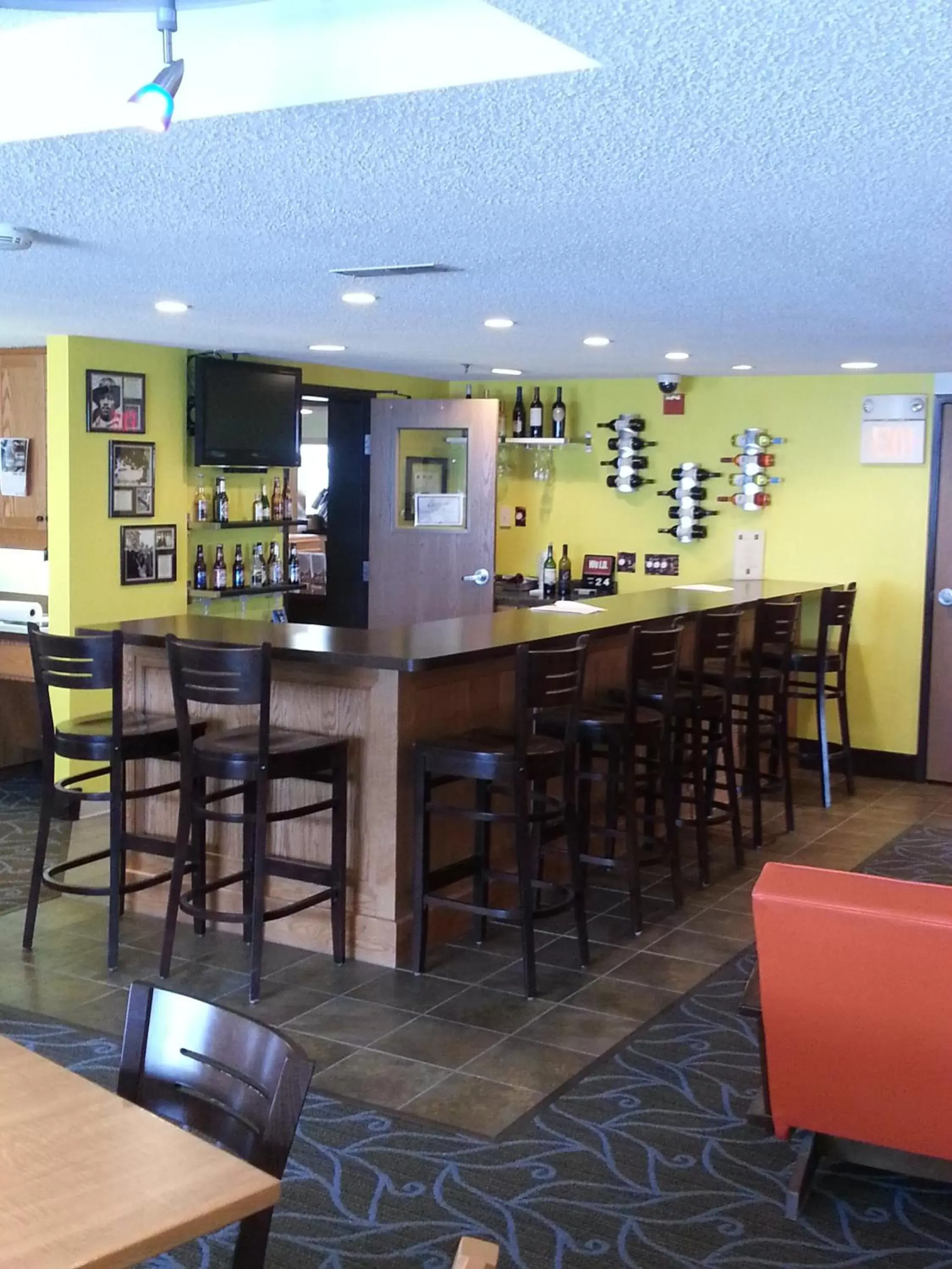 Lounge or bar, Lounge/Bar in AmericInn by Wyndham Fort Dodge