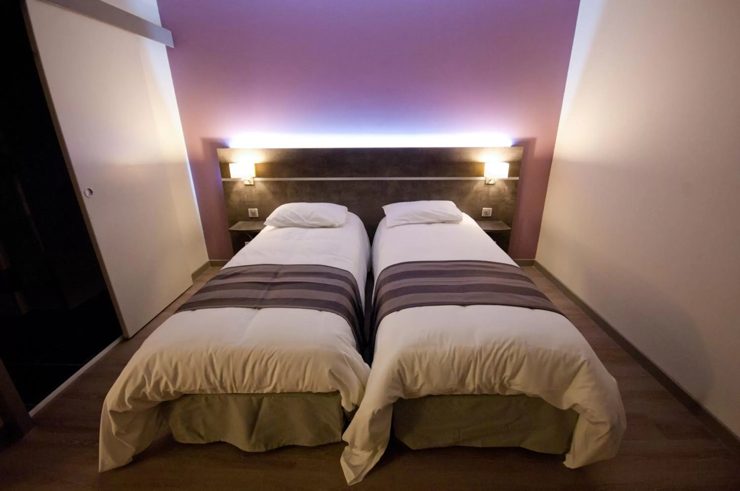 Bed in Brit Hotel Confort Saint-Dizier