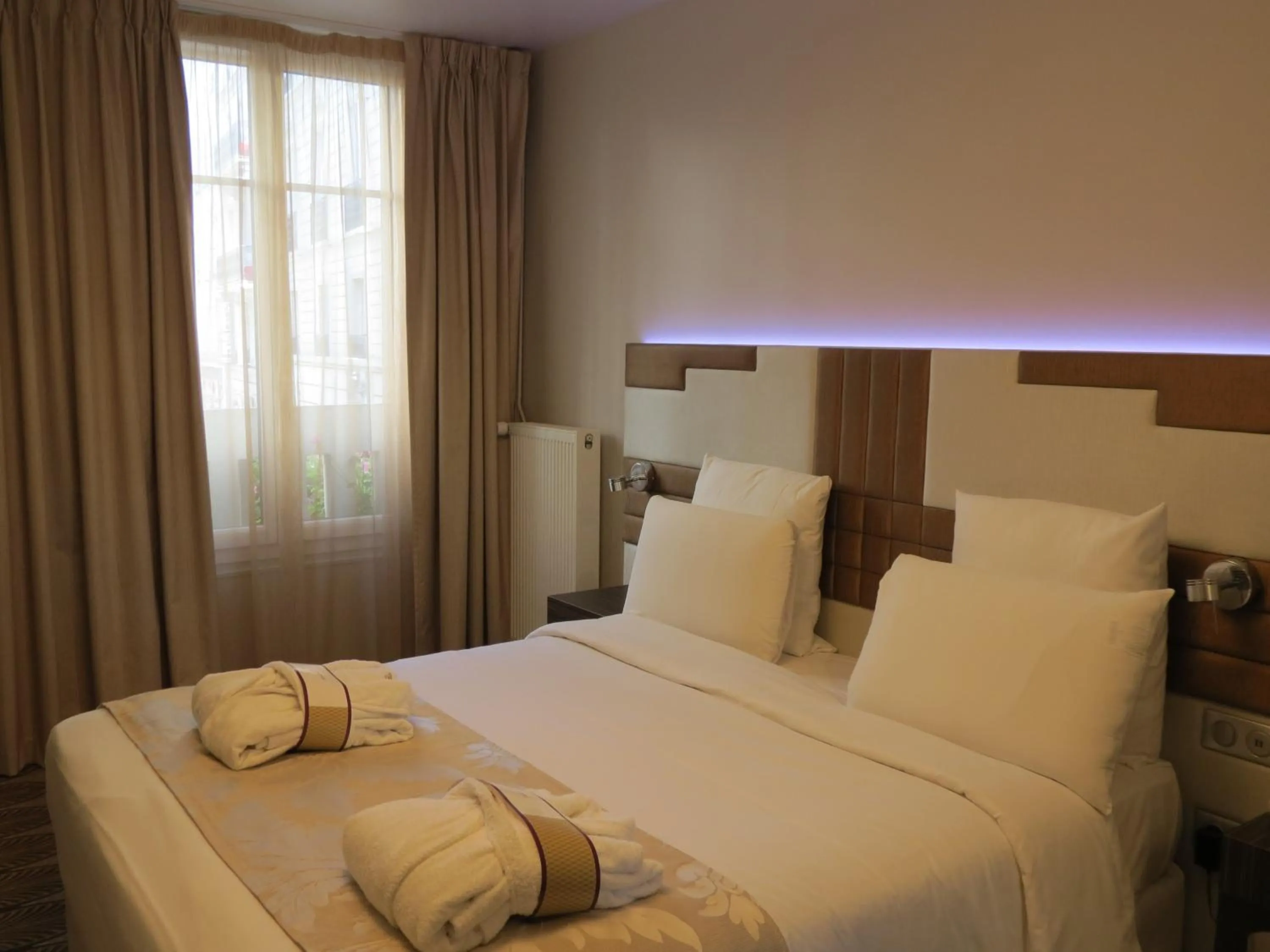 Bed in Mercure Paris Opéra Faubourg Montmartre