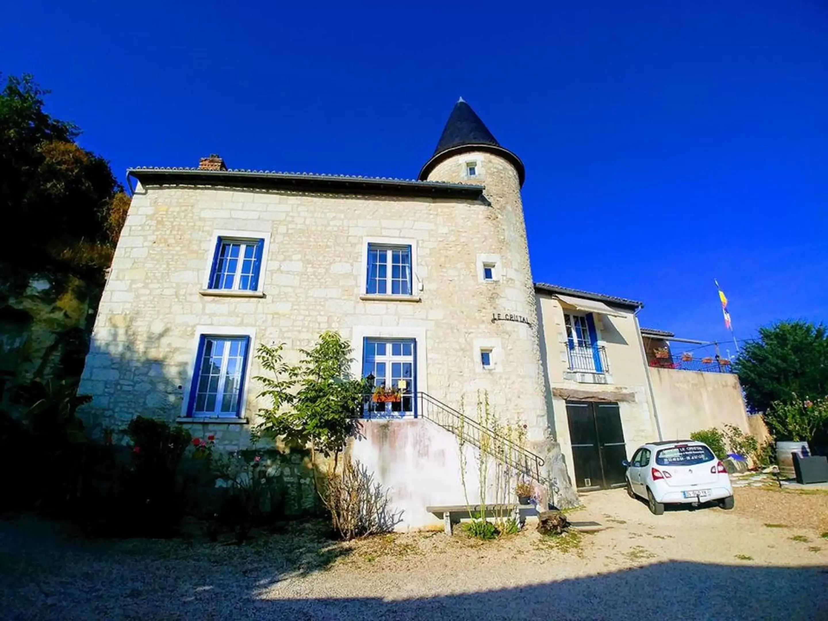 Facade/entrance, Property Building in Manoir Le Cristal - Futuroscope a petit prix , grandes chambres familiales 5-6 personnes ,