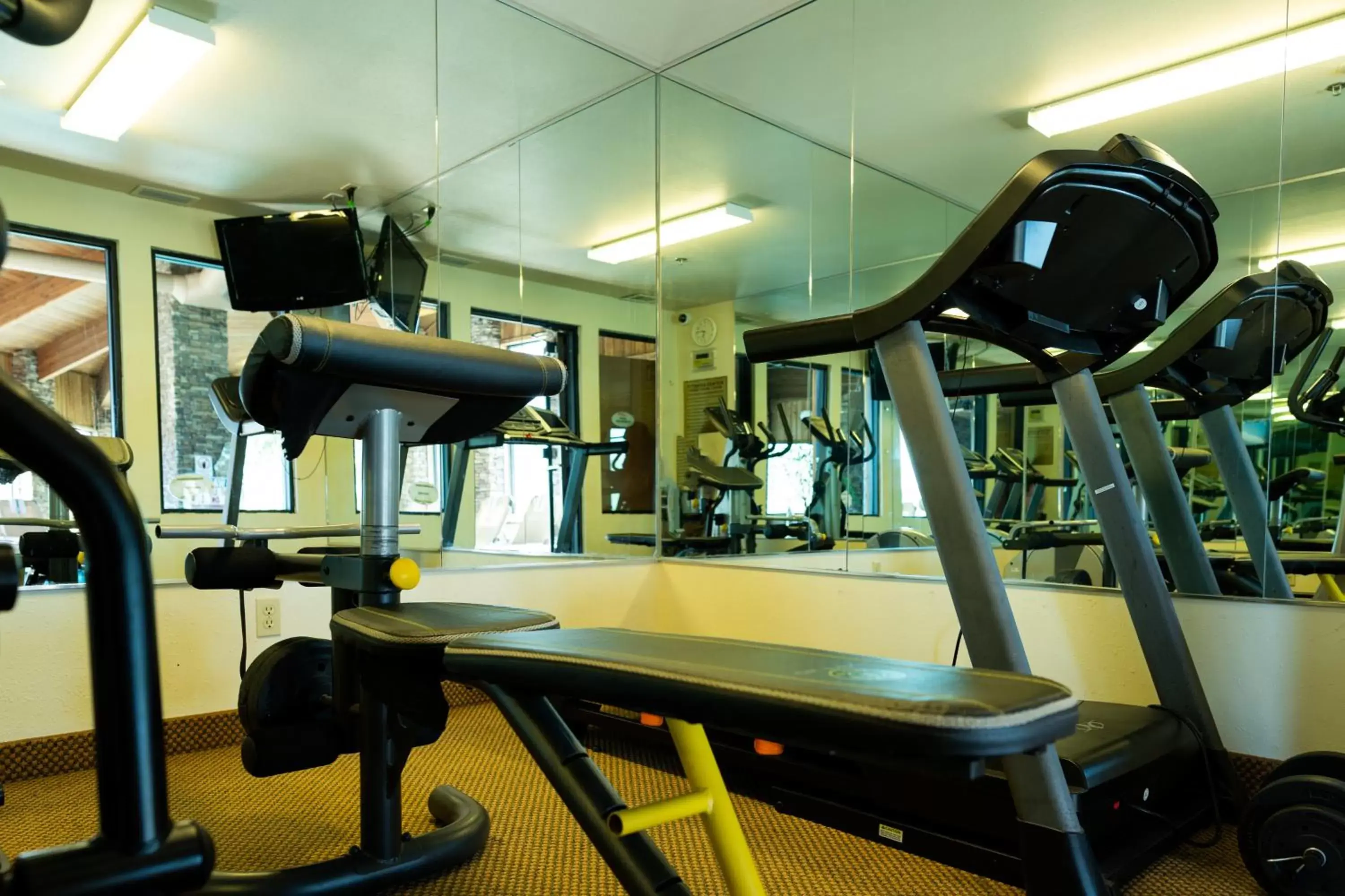 Fitness centre/facilities, Fitness Center/Facilities in Pinedale Hotel & Suites