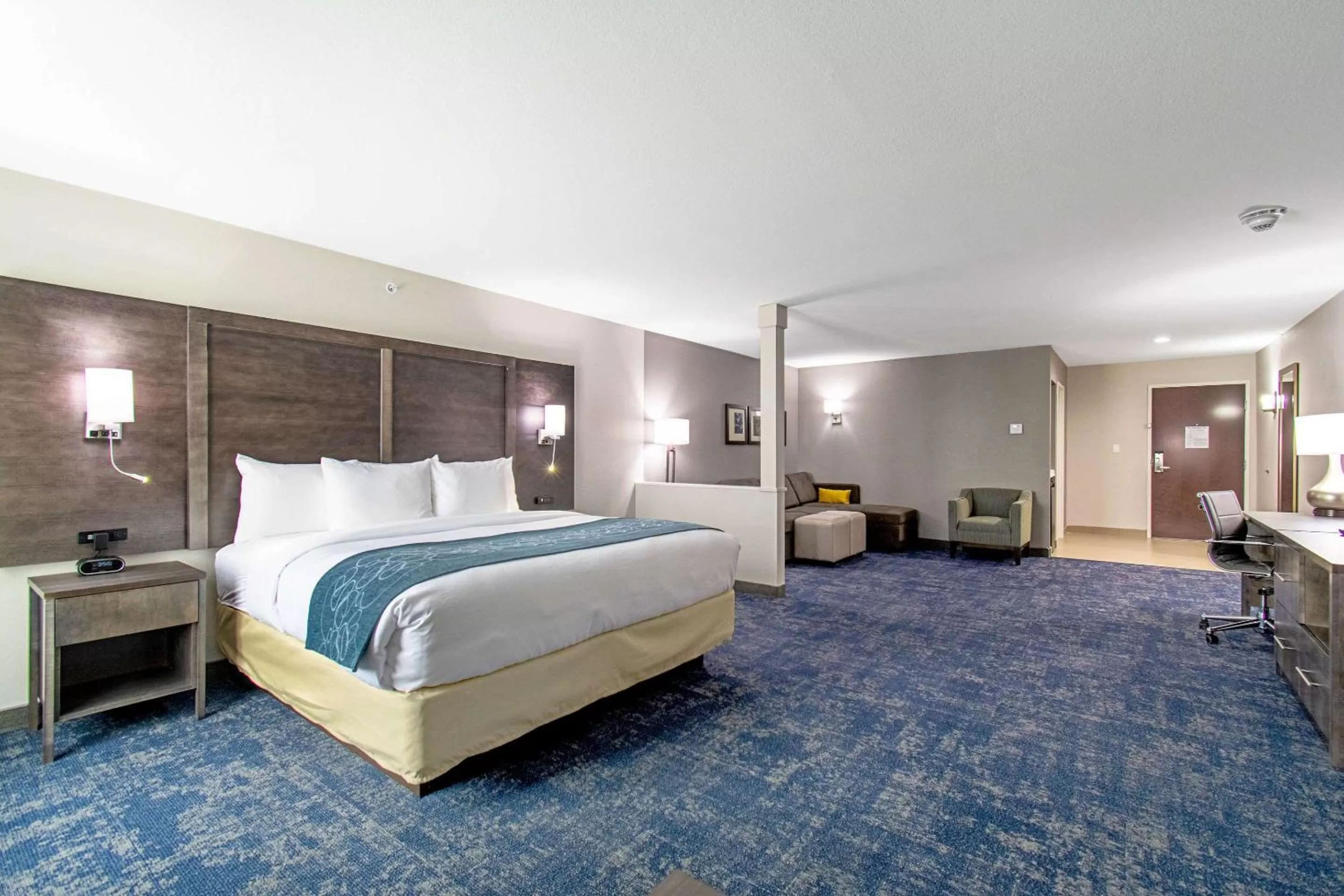 Photo of the whole room, Bed in Comfort Suites Humble Houston IAH