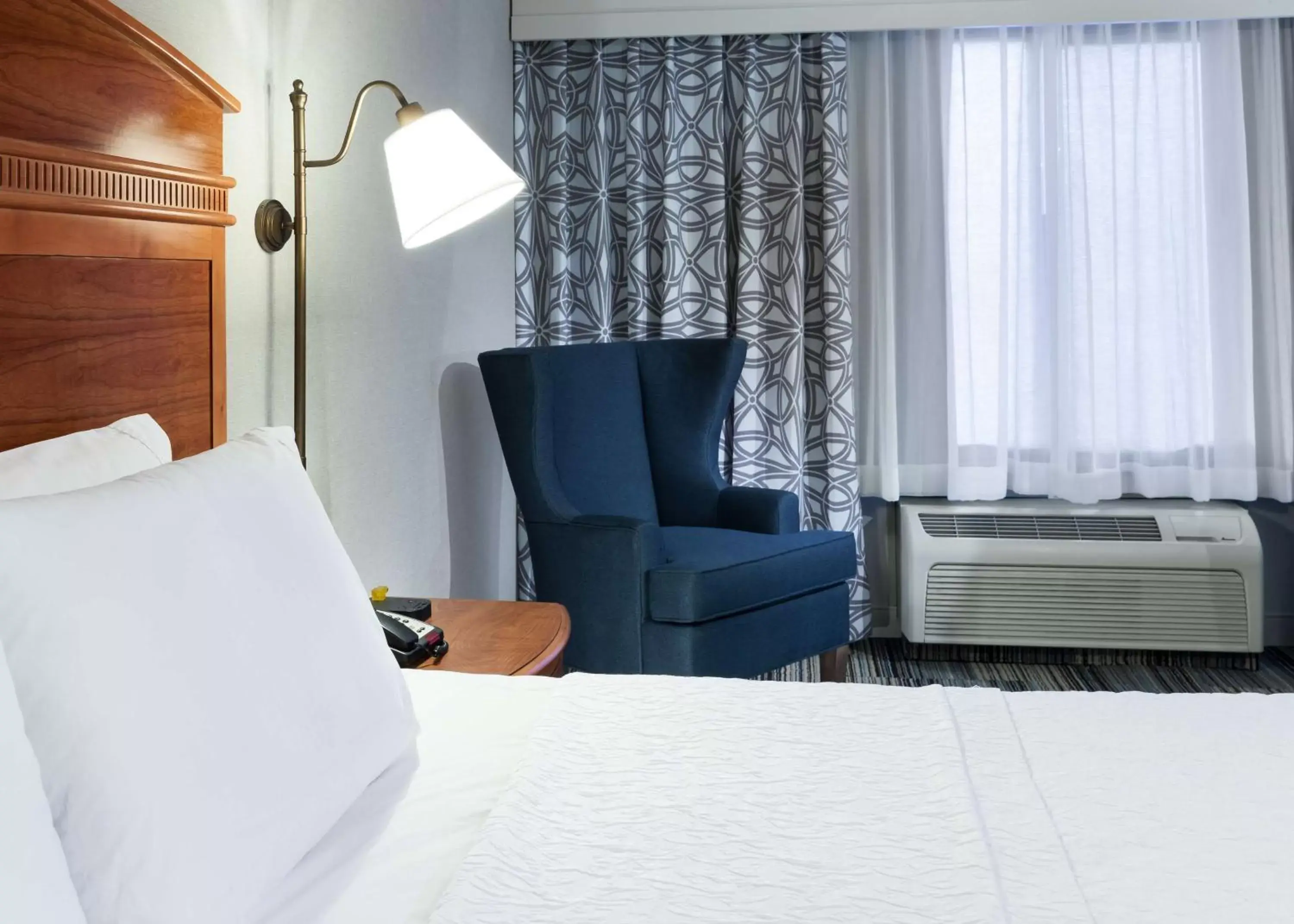 Bed, Seating Area in Hampton Inn & Suites Tulare