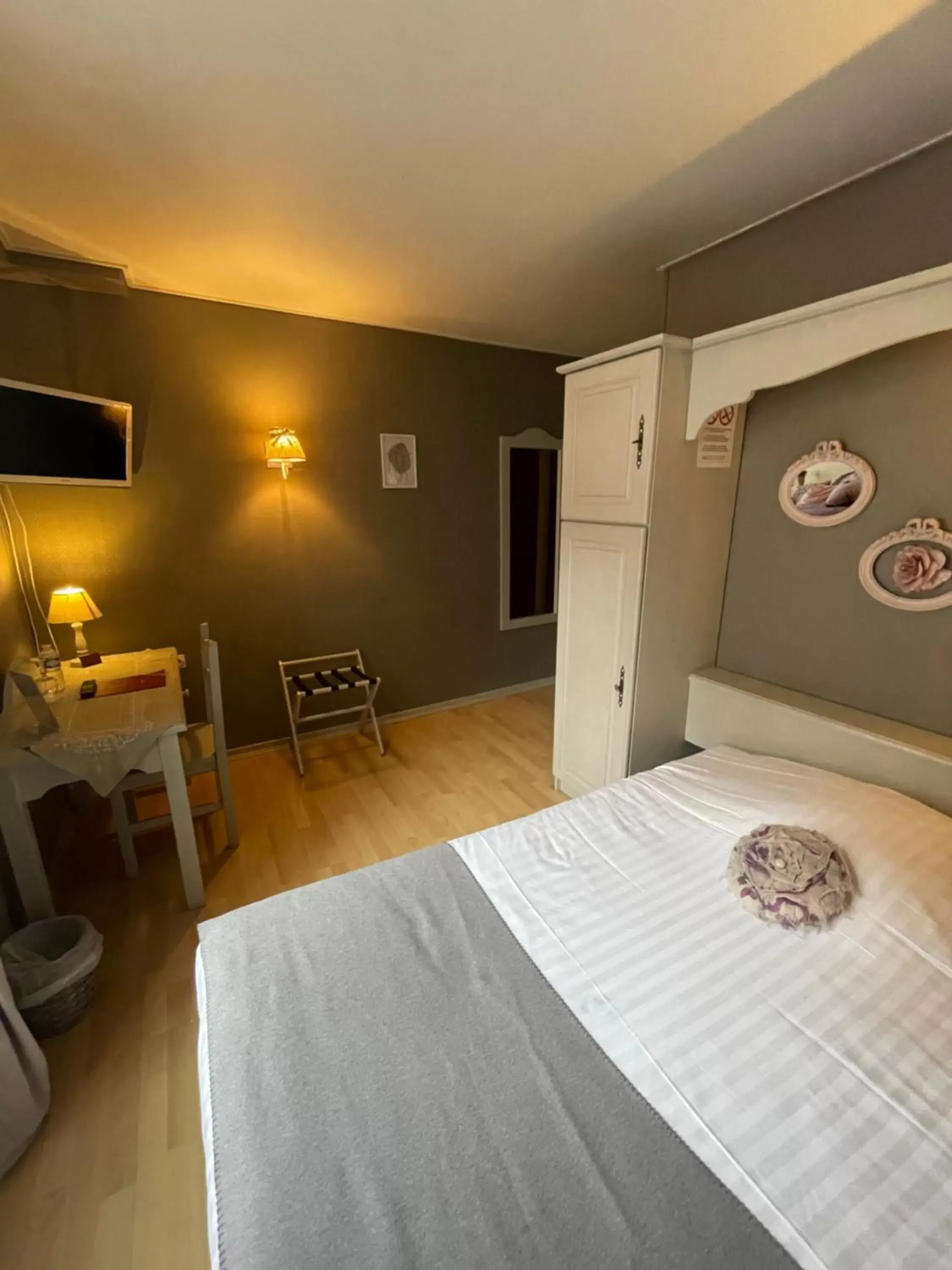 Bedroom, Bed in The Originals City, Hôtel de la Balance, Montbéliard