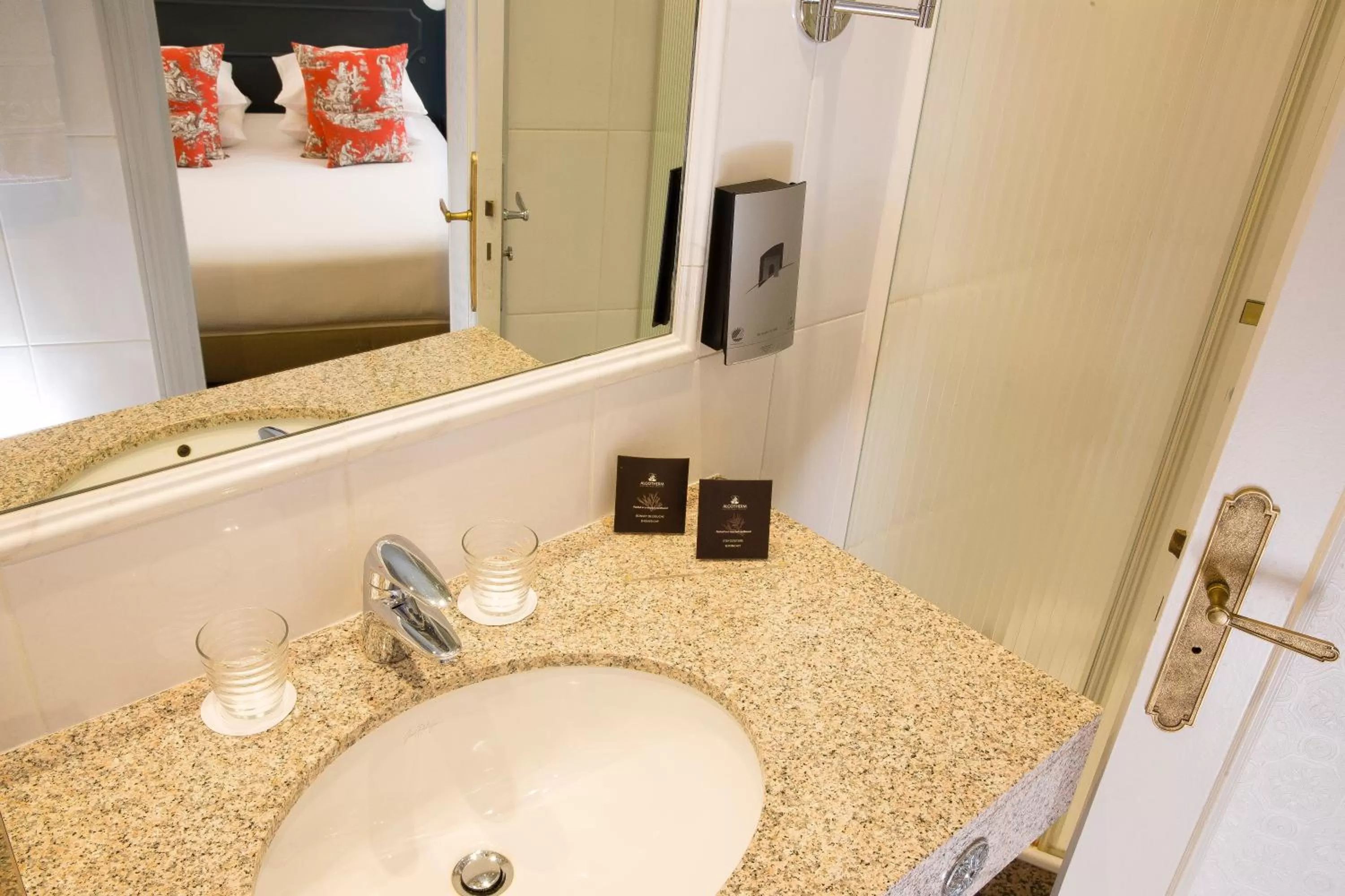 Shower, Bed in Hôtel Victor Hugo Paris Kléber