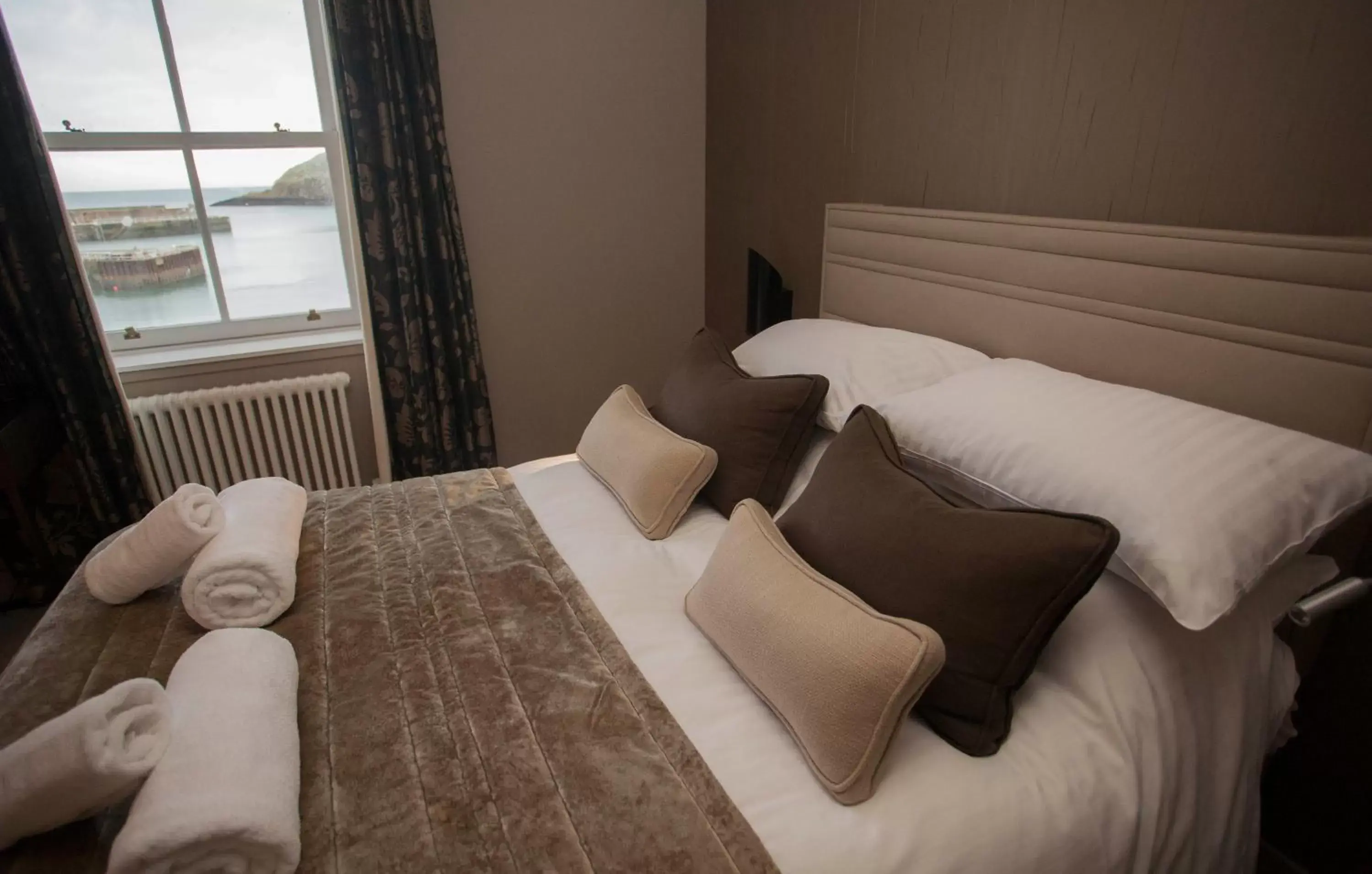 Bedroom, Bed in The Marine Hotel