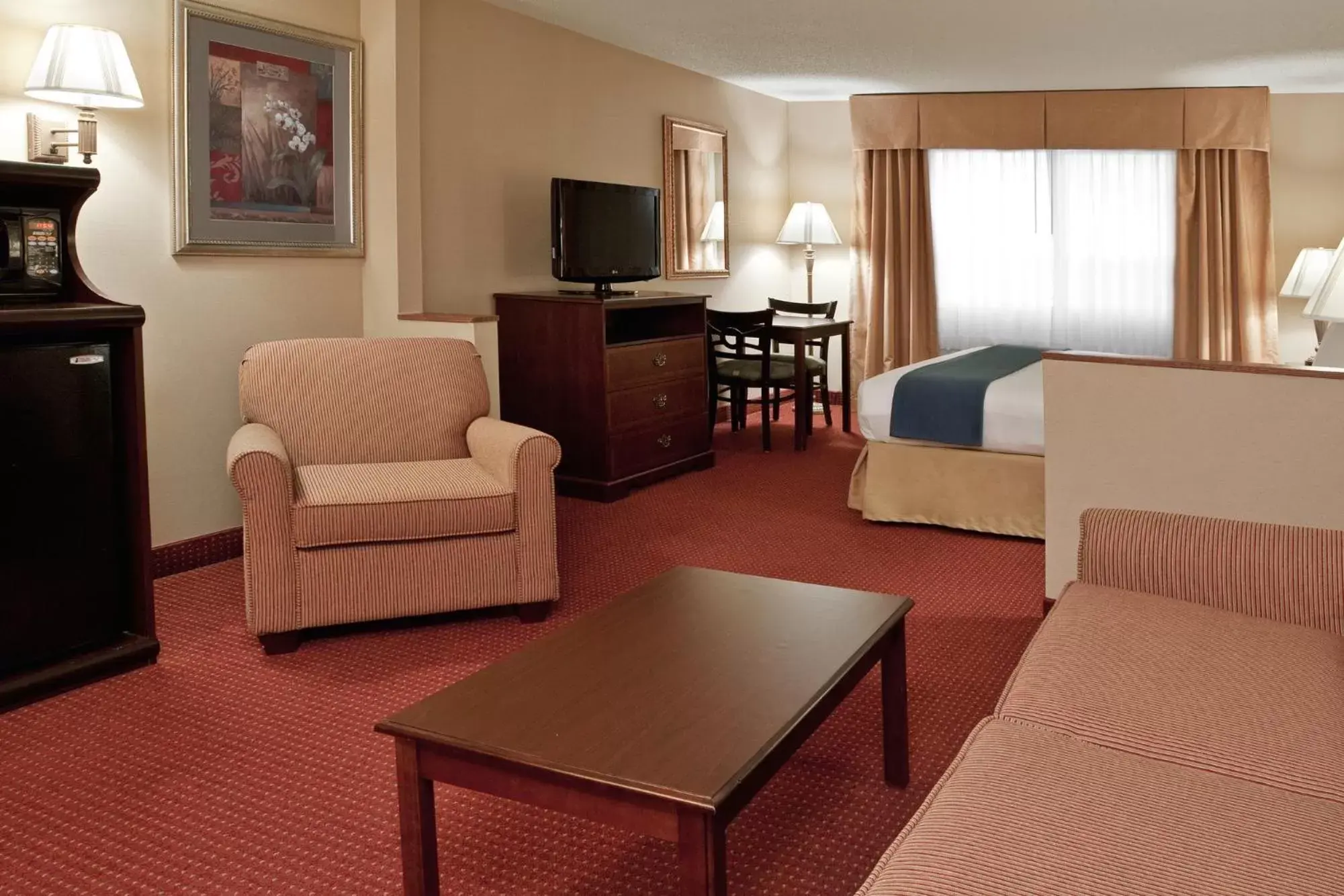 Photo of the whole room, Seating Area in Holiday Inn Express Mt. Vernon, an IHG Hotel