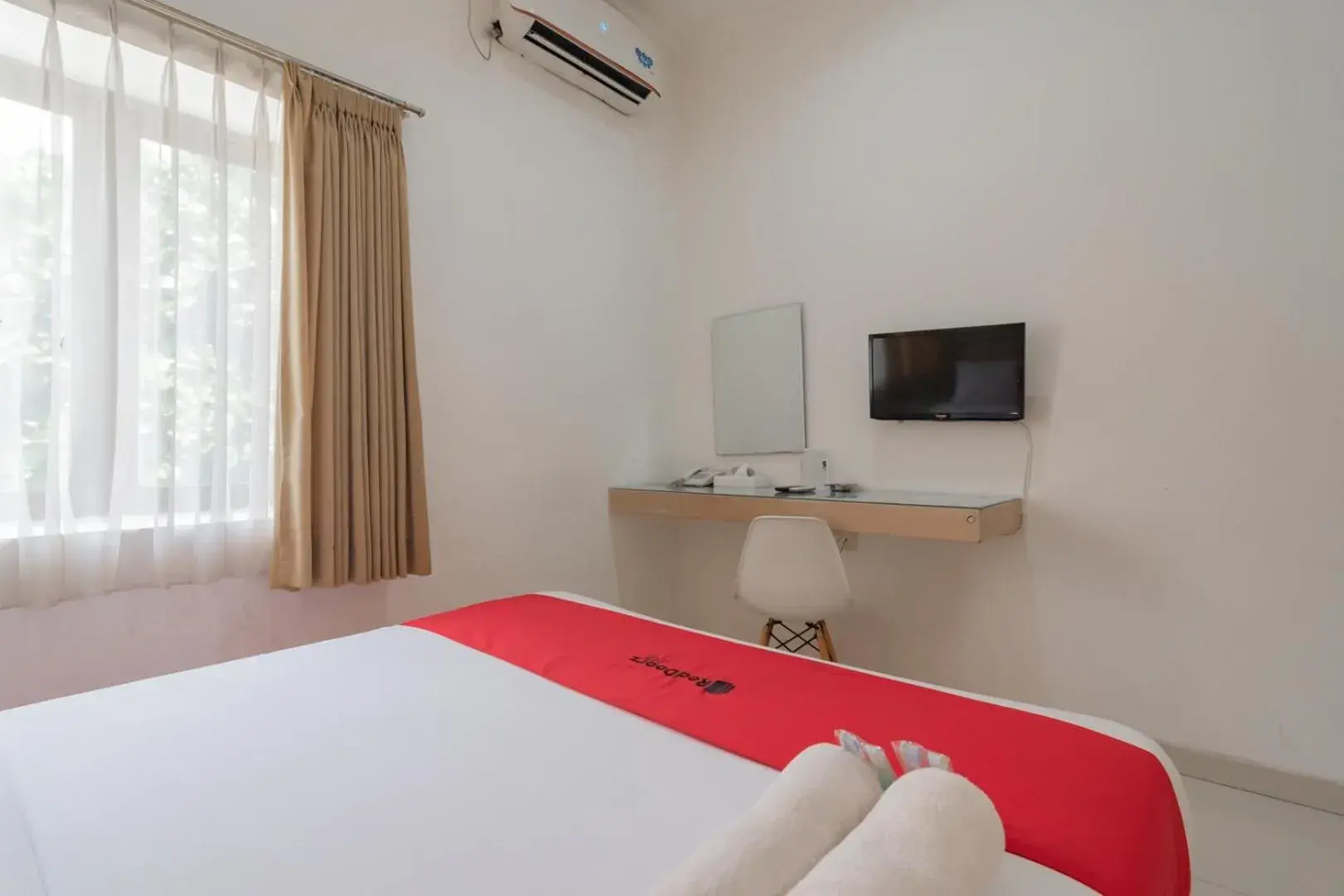 Bed in RedDoorz near Alun Alun Bandung 3