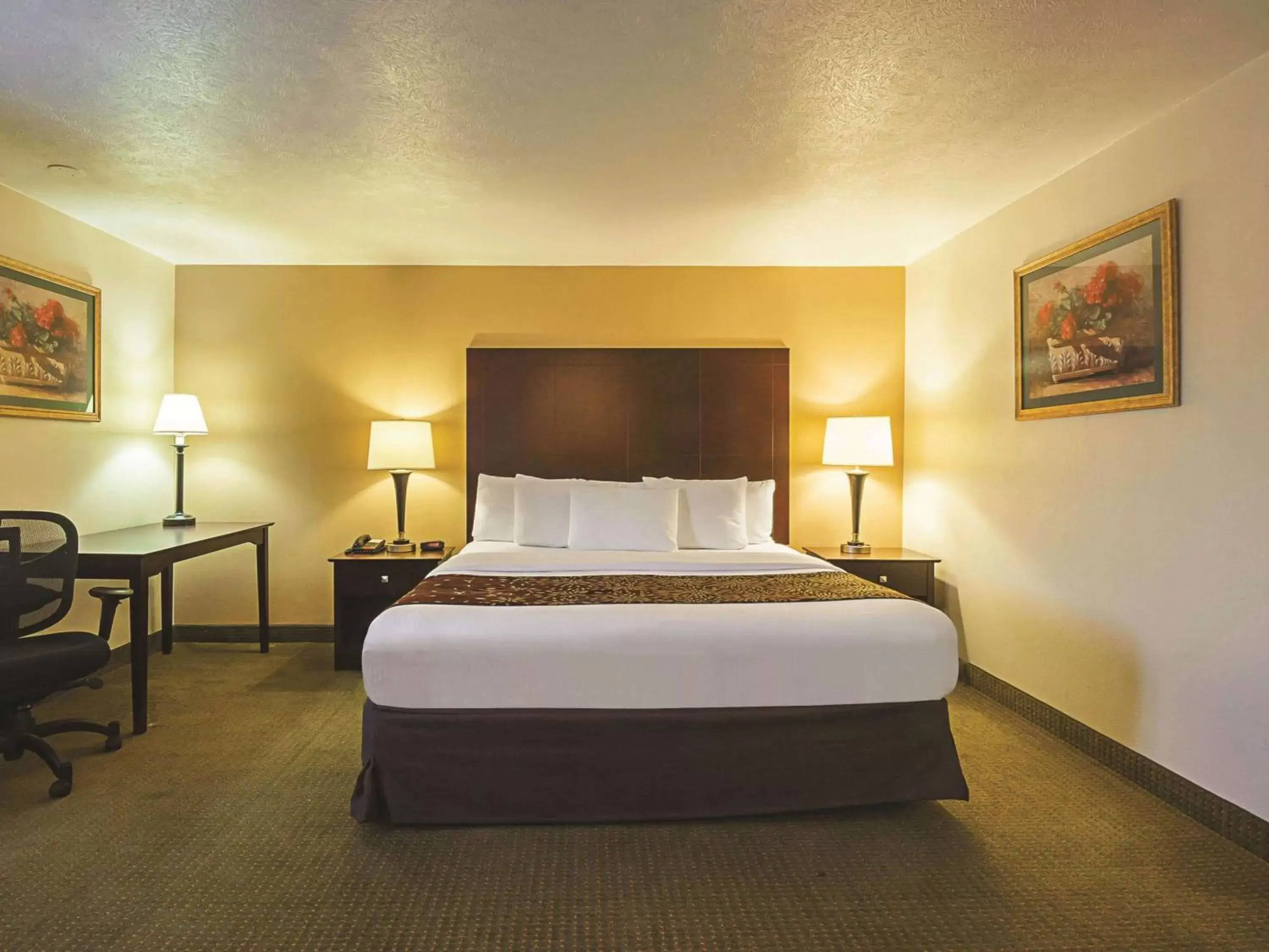 Photo of the whole room, Bed in La Quinta by Wyndham Woodburn