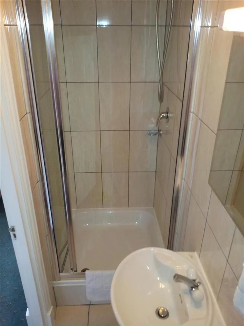 Bathroom in West Cromwell Hotel