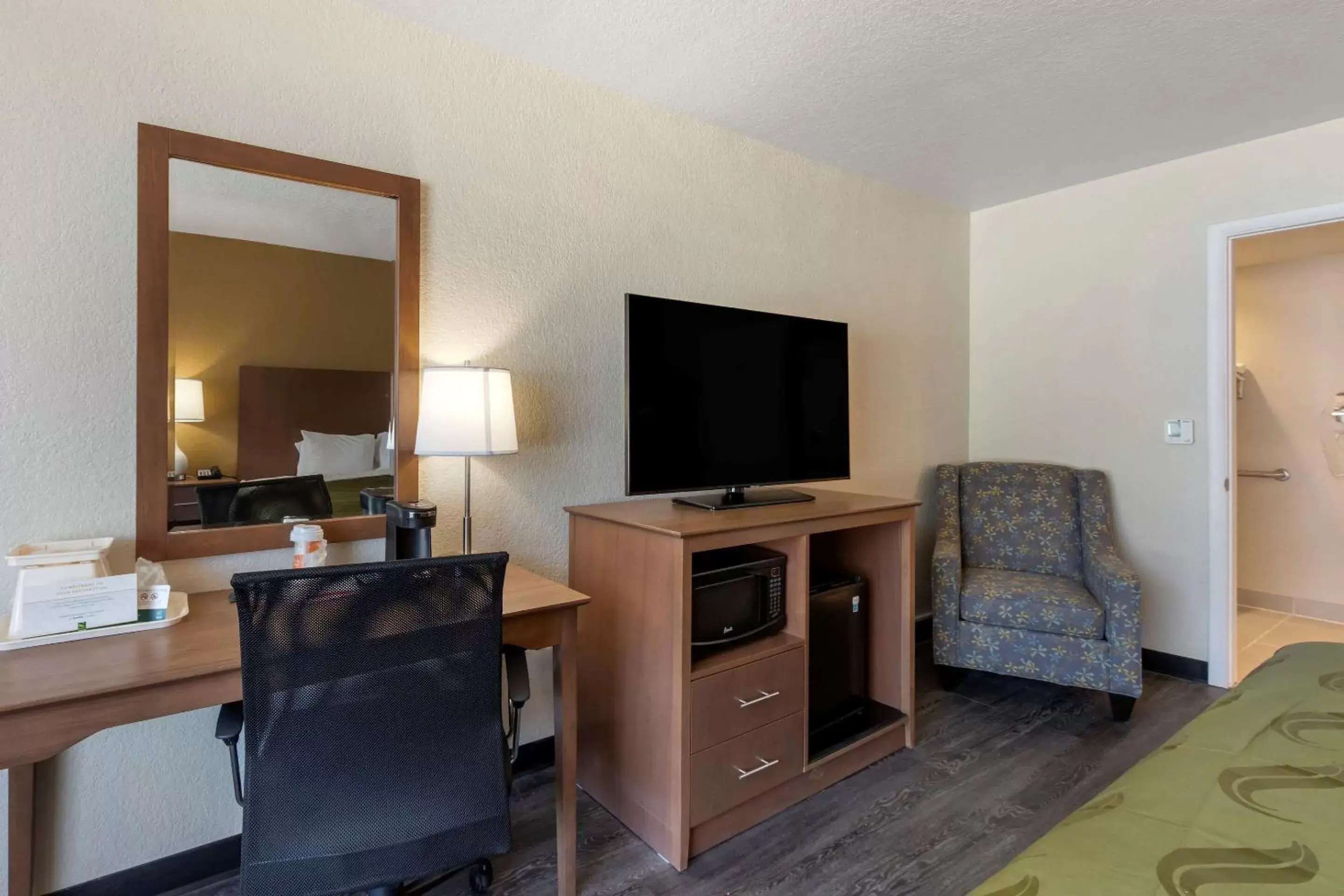 Photo of the whole room, TV/Entertainment Center in Quality Inn Saint Petersburg North-Tampa Bay