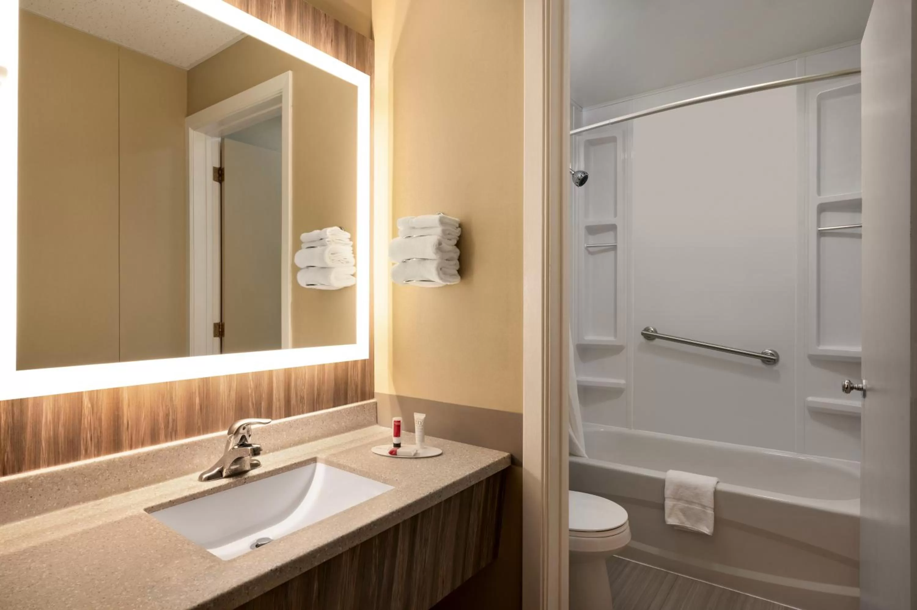 Queen Room with Two Queen Beds - First Floor/Non-Smoking in Super 8 by Wyndham Hearst ON