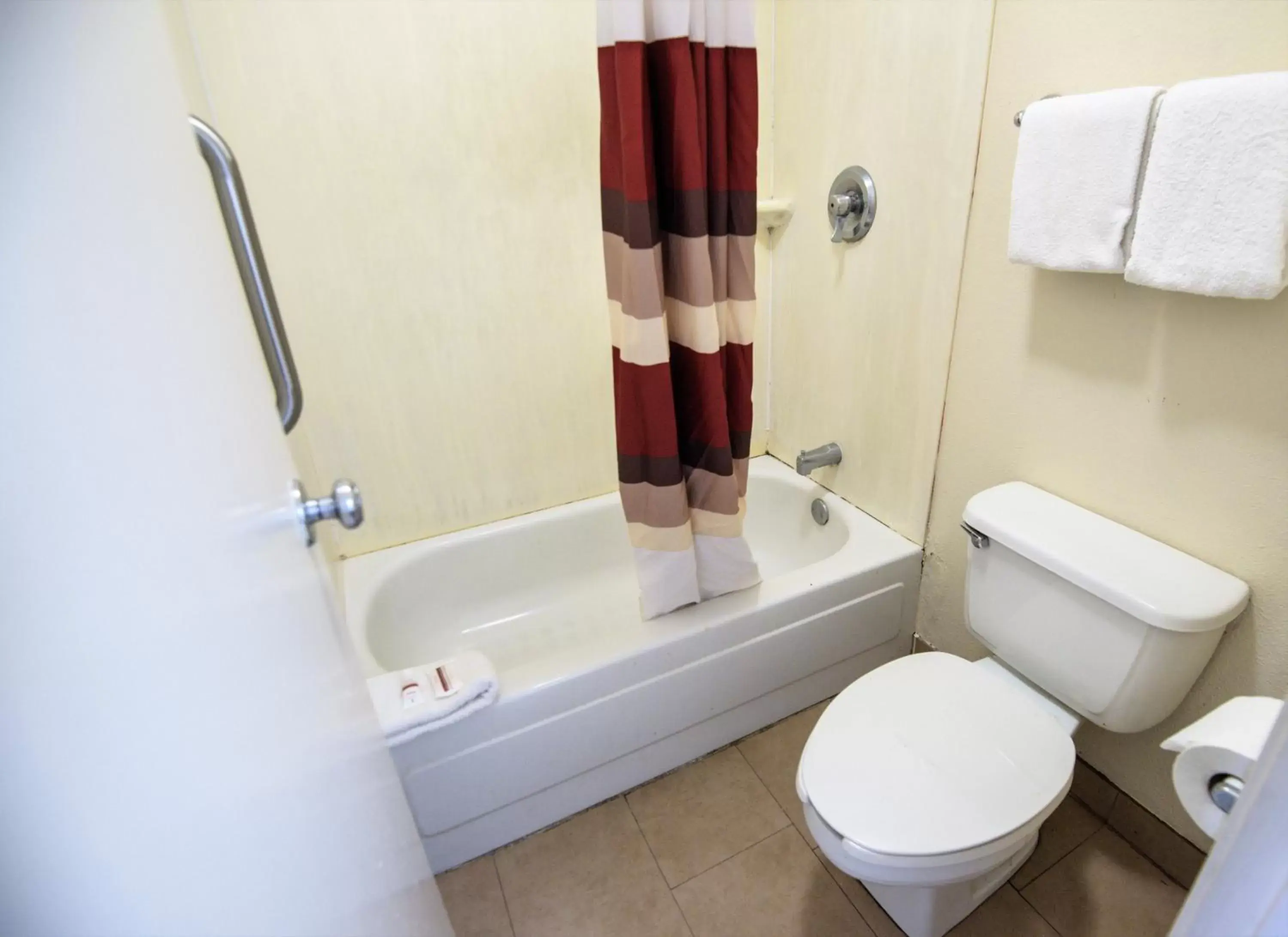 Bathroom in Red Roof Inn Lafayette, LA