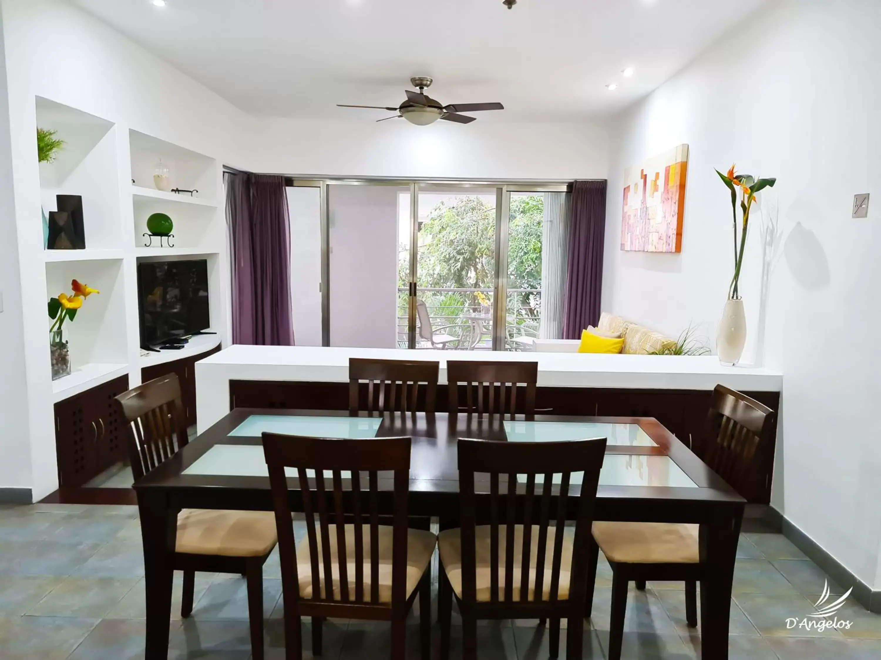 Dining area in Dangelos Hotel on Fifth Avenue