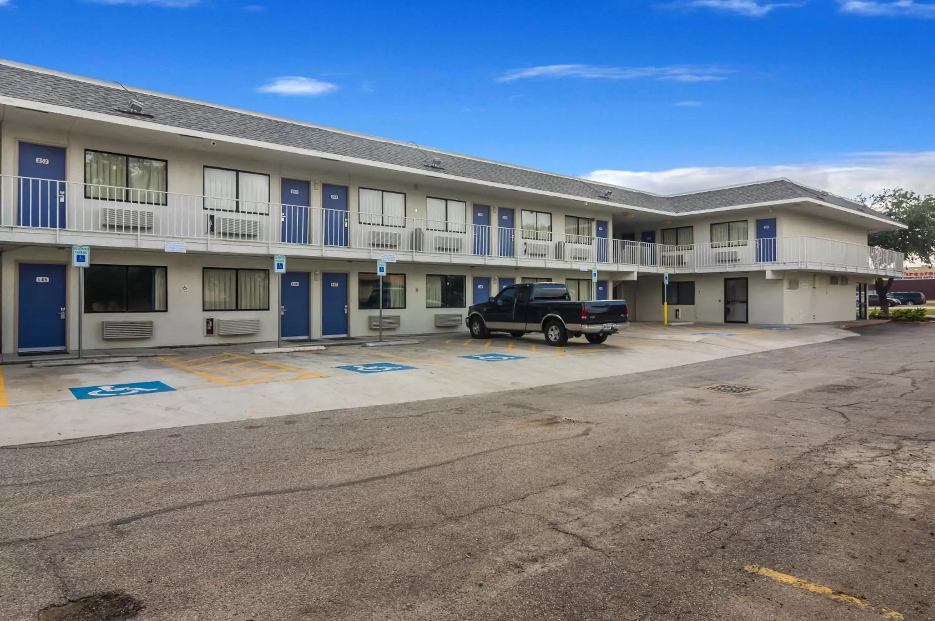 Facade/entrance, Property Building in Motel 6-College Station, TX - Bryan