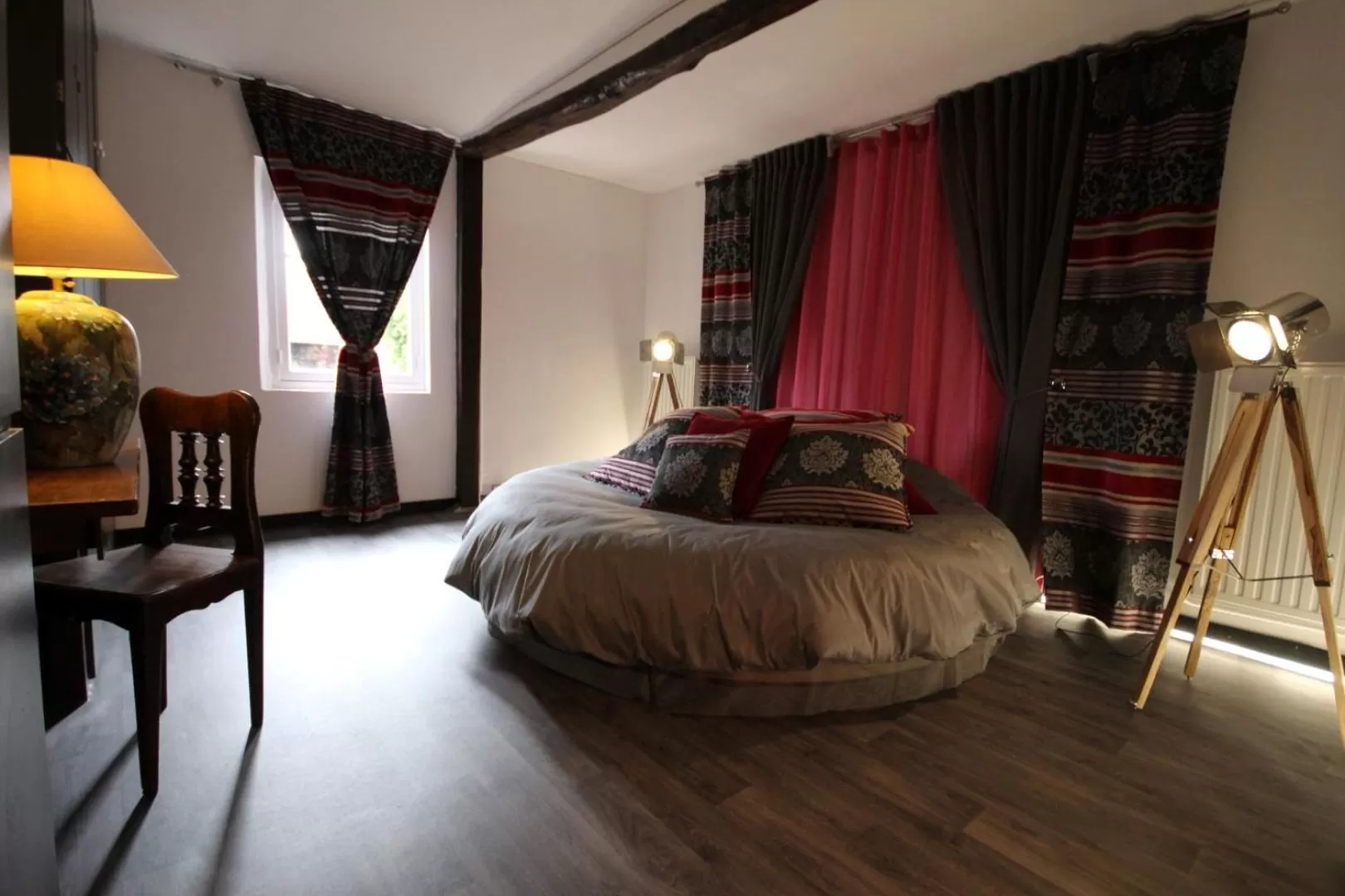 Bed in Le Pommenial de la Hérissonnière