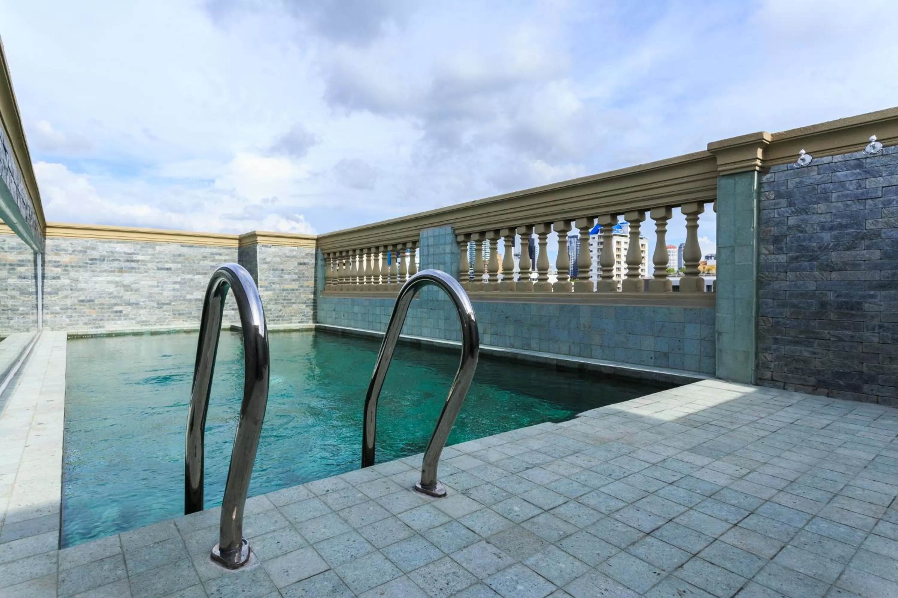 Swimming pool in The LA49 Hotel