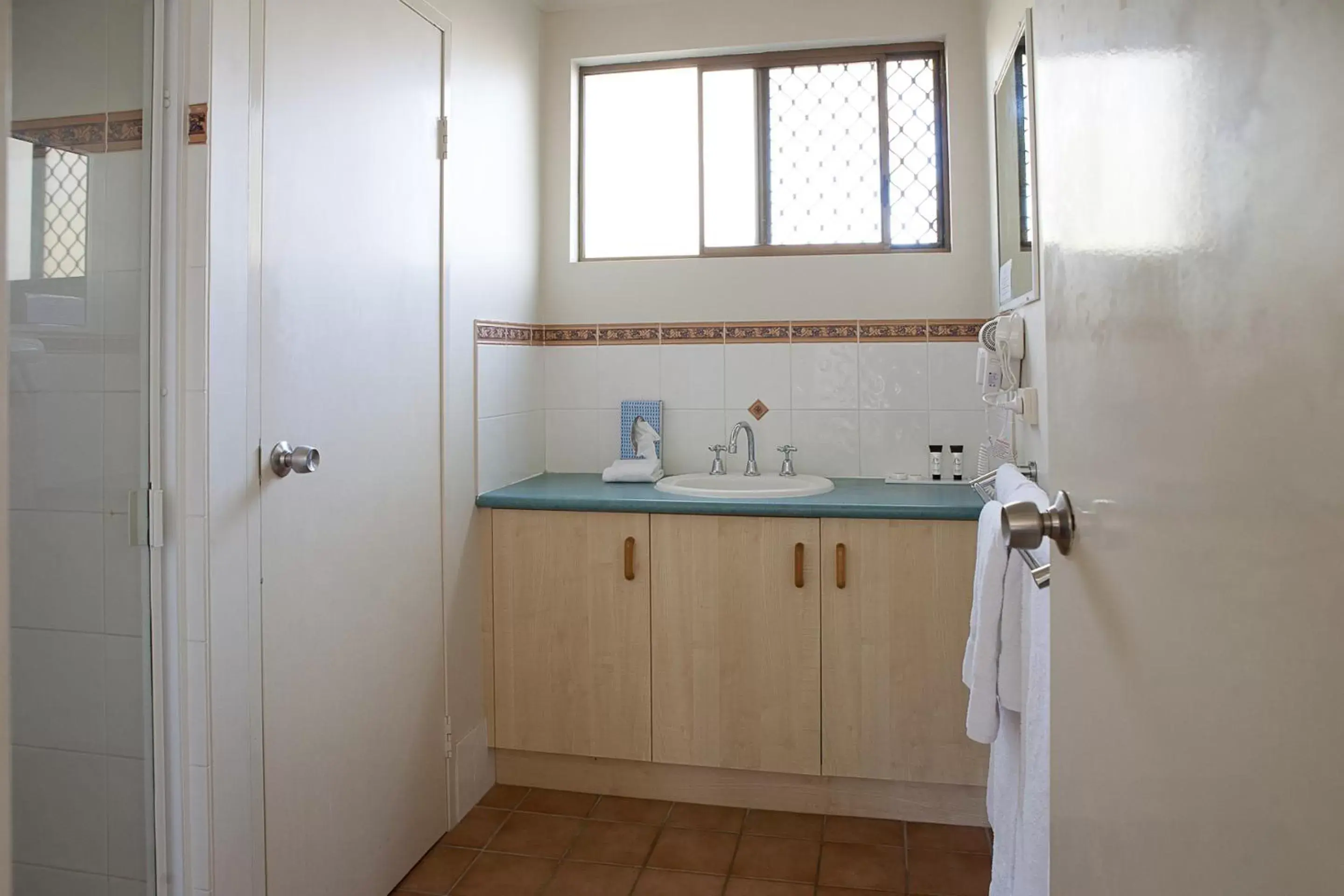 Bathroom, Kitchen/Kitchenette in Kondari Hotel