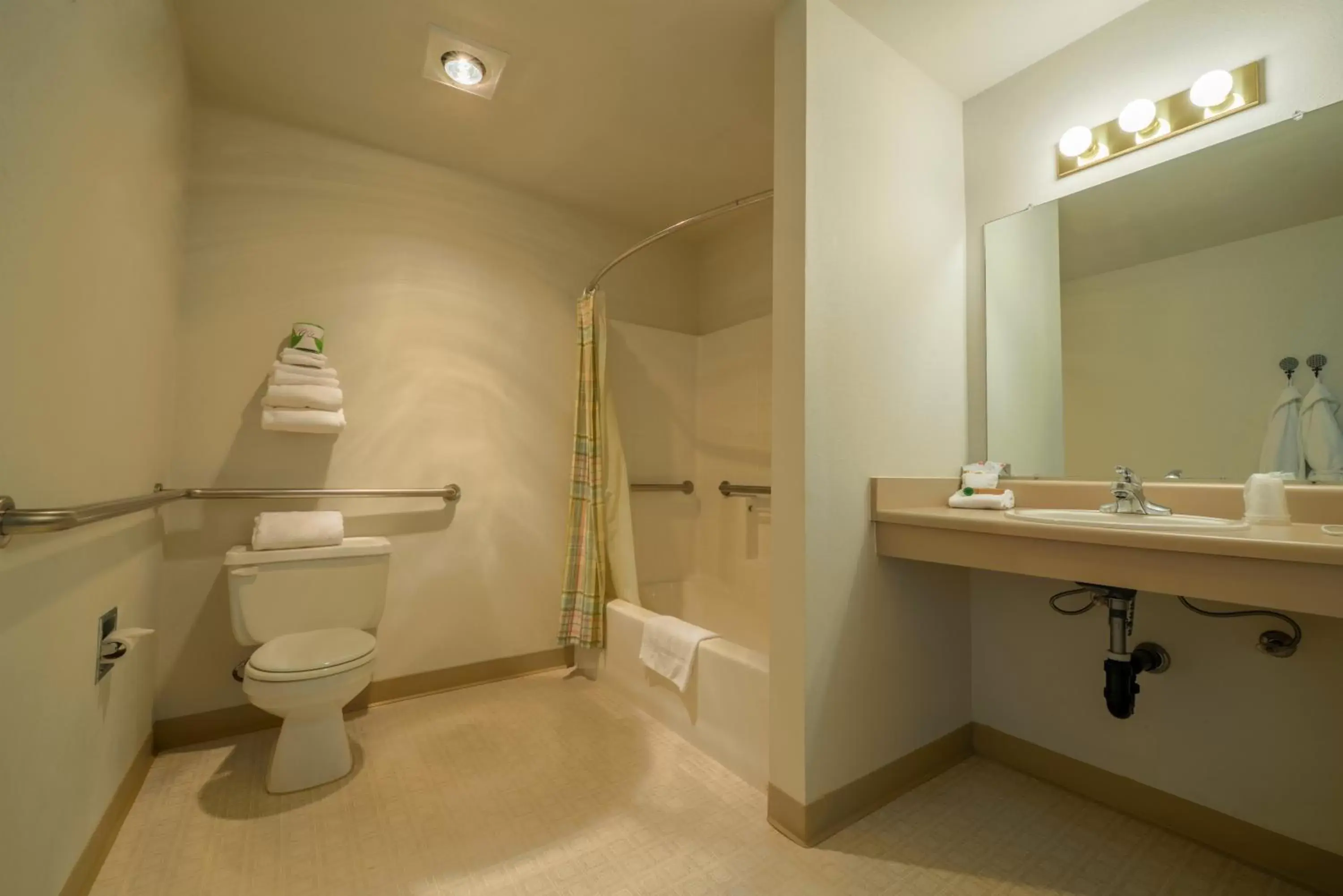 Facility for disabled guests, Bathroom in Packwood Lodge & Cabins