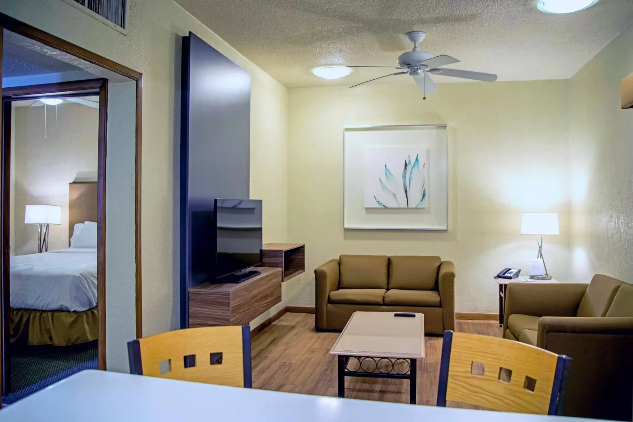 Photo of the whole room, Seating Area in Holiday Inn Hotel & Suites Chihuahua, an IHG Hotel